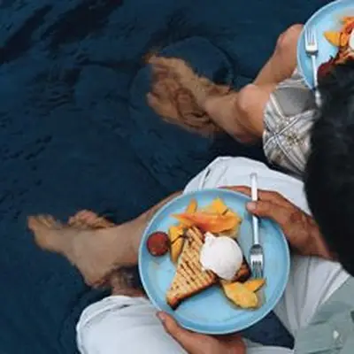 Grillowany kokos w niedzielę z owocami tropikalnymi