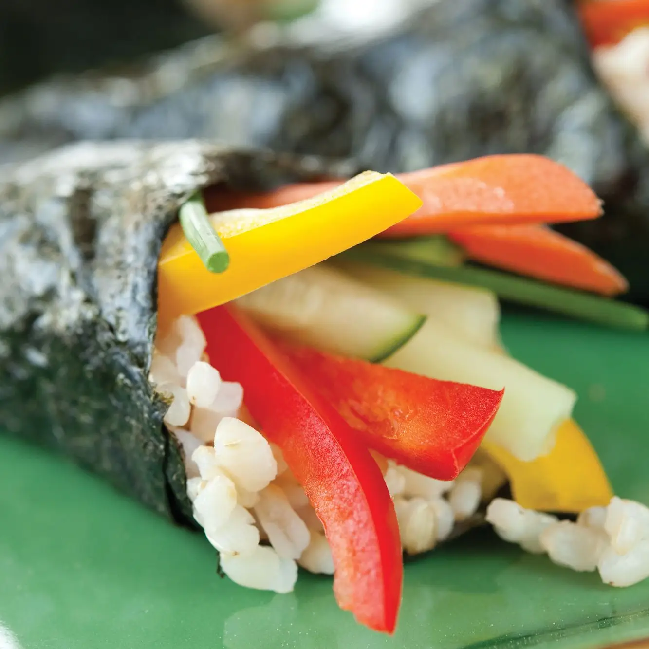 Rolo de mão de sushi vegetariana