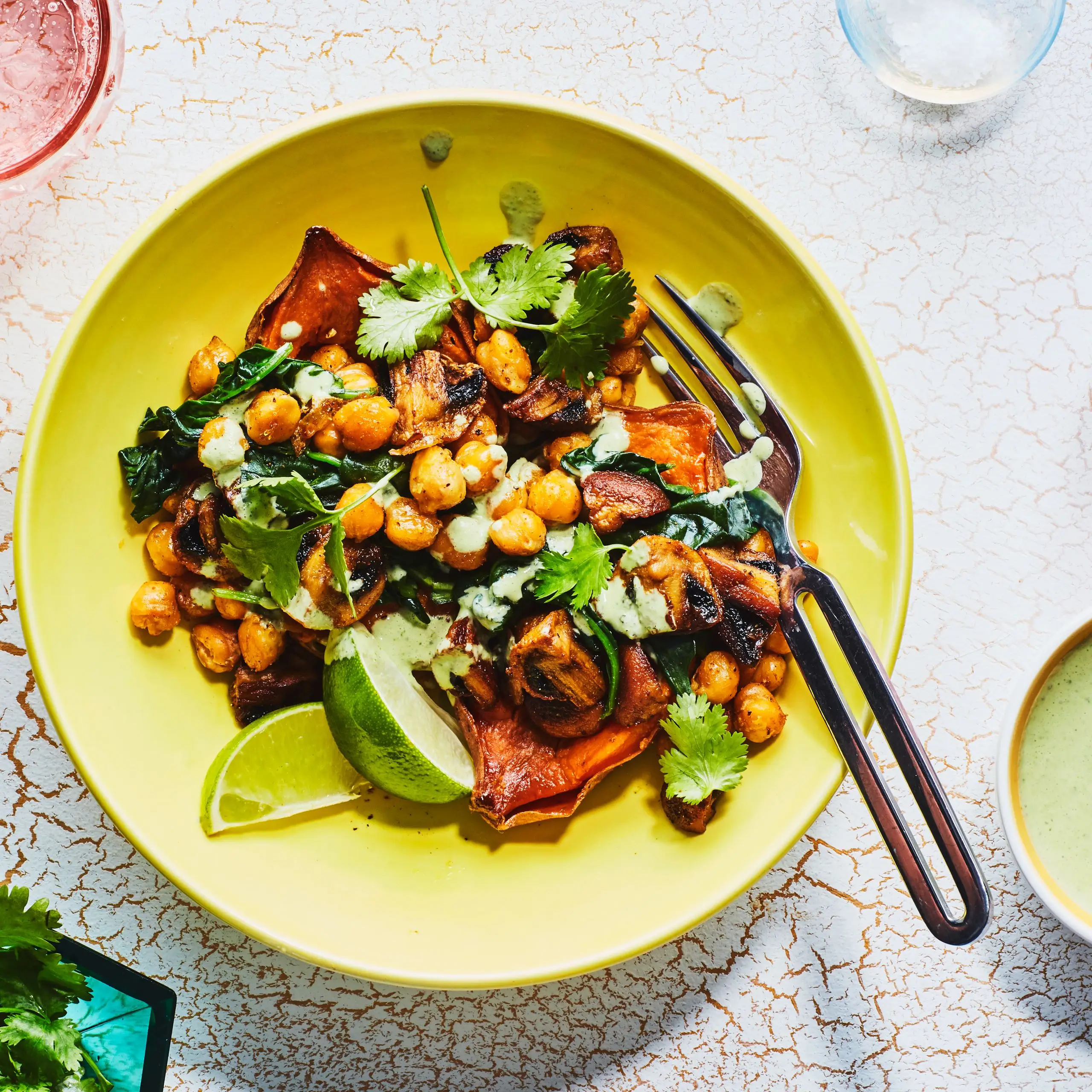 Batata doce recheada com grão de bico e cogumelos ao curry