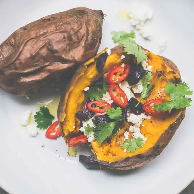 Batata doce assada com azeitonas, feta e chile