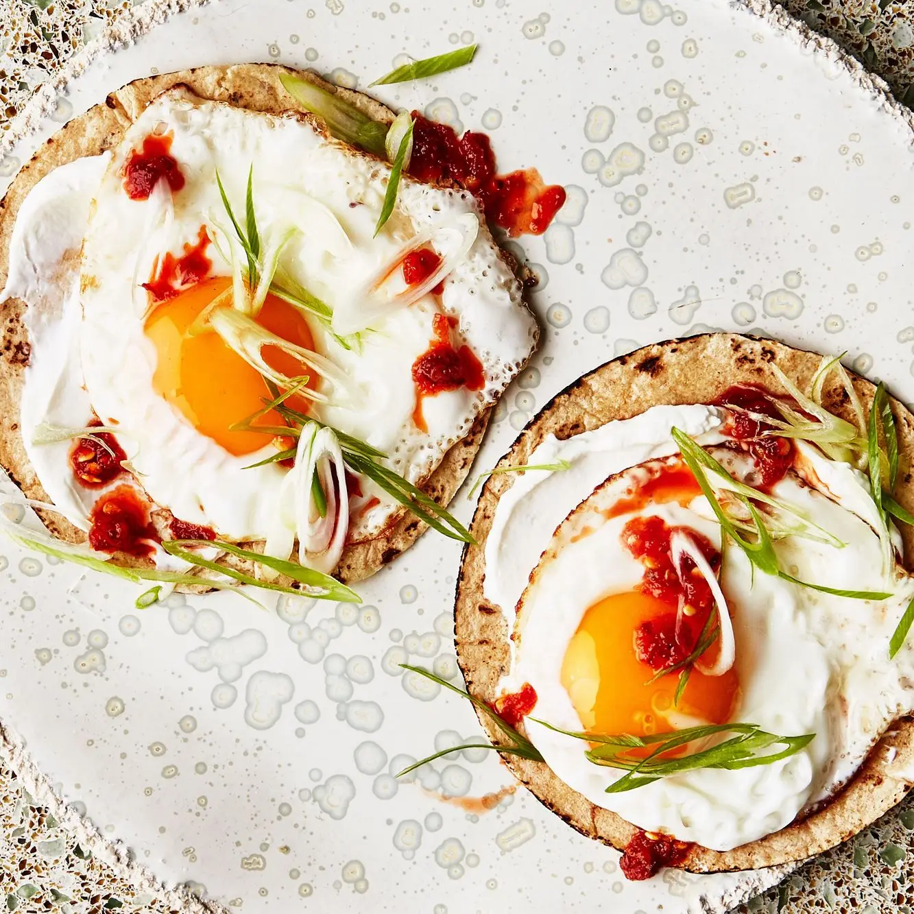 Tacos de ovo frito com geléia de chile