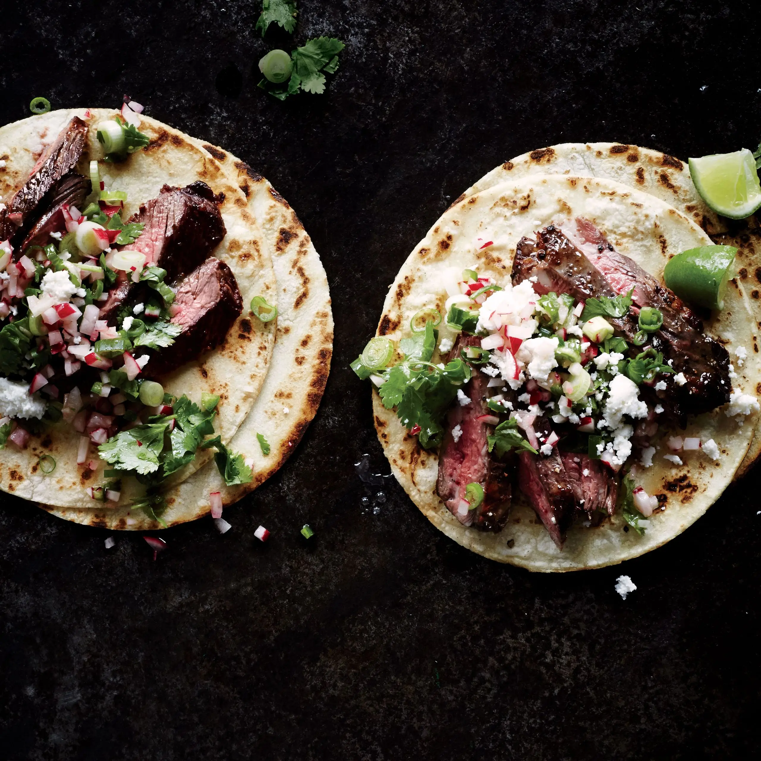 Tacos de bife com salsa de coentro-radia