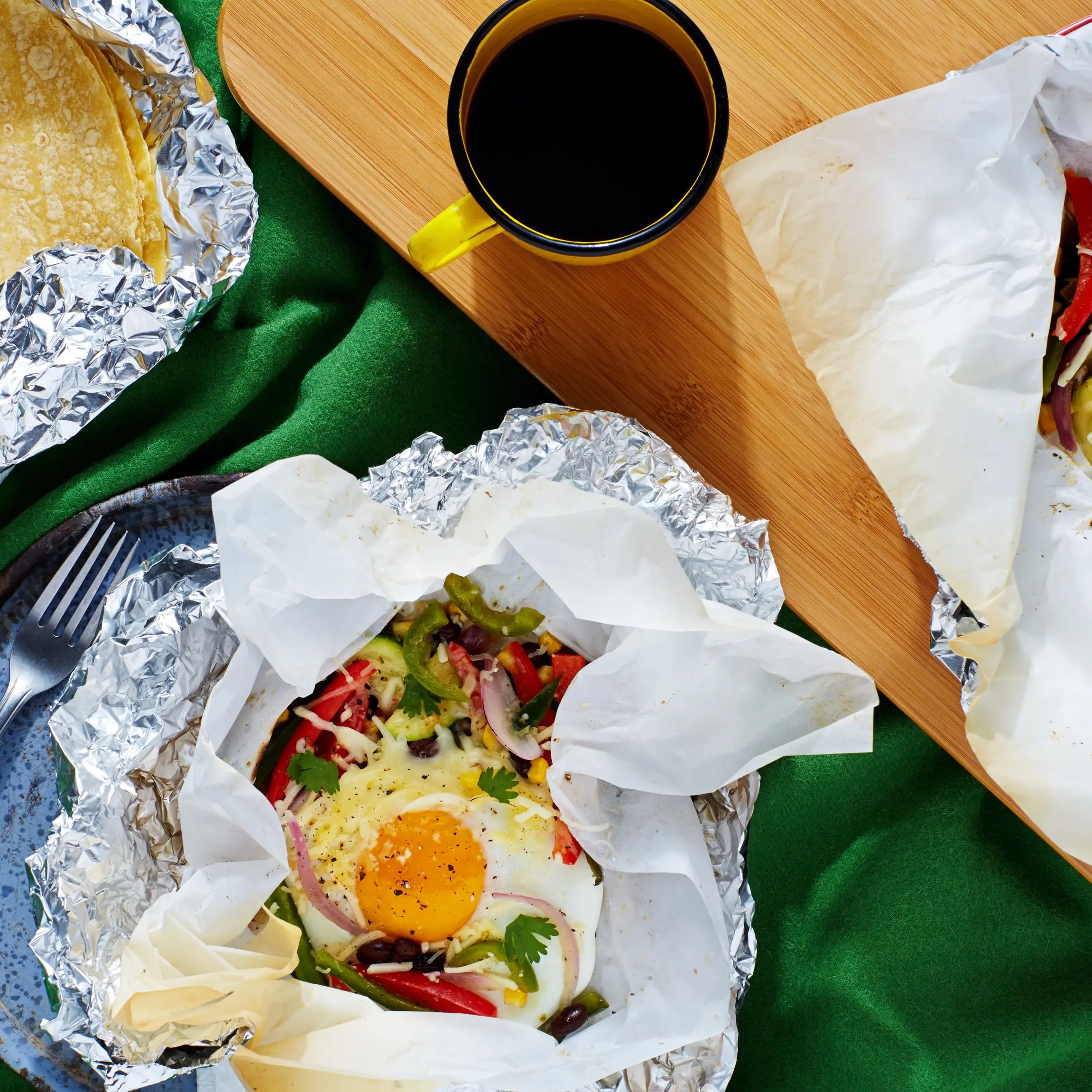 Pacchetti per colazione con fagioli neri, zucchine e mais