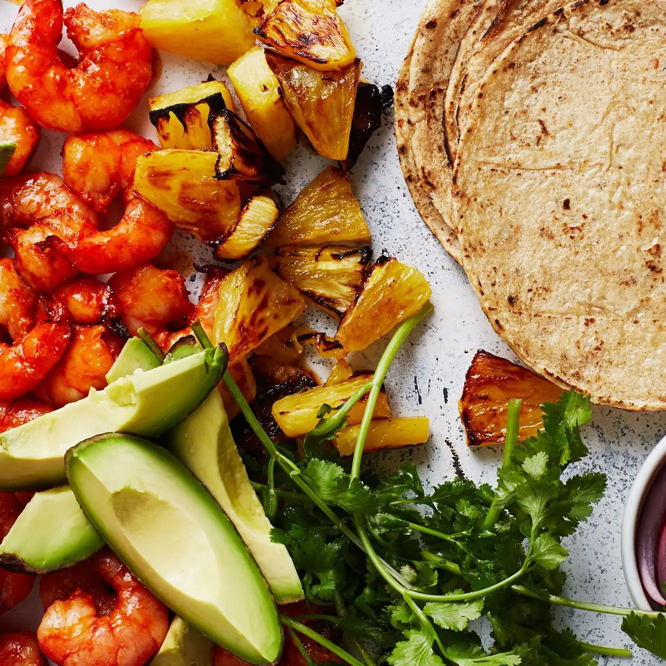 Tacos de camarão com abacaxi