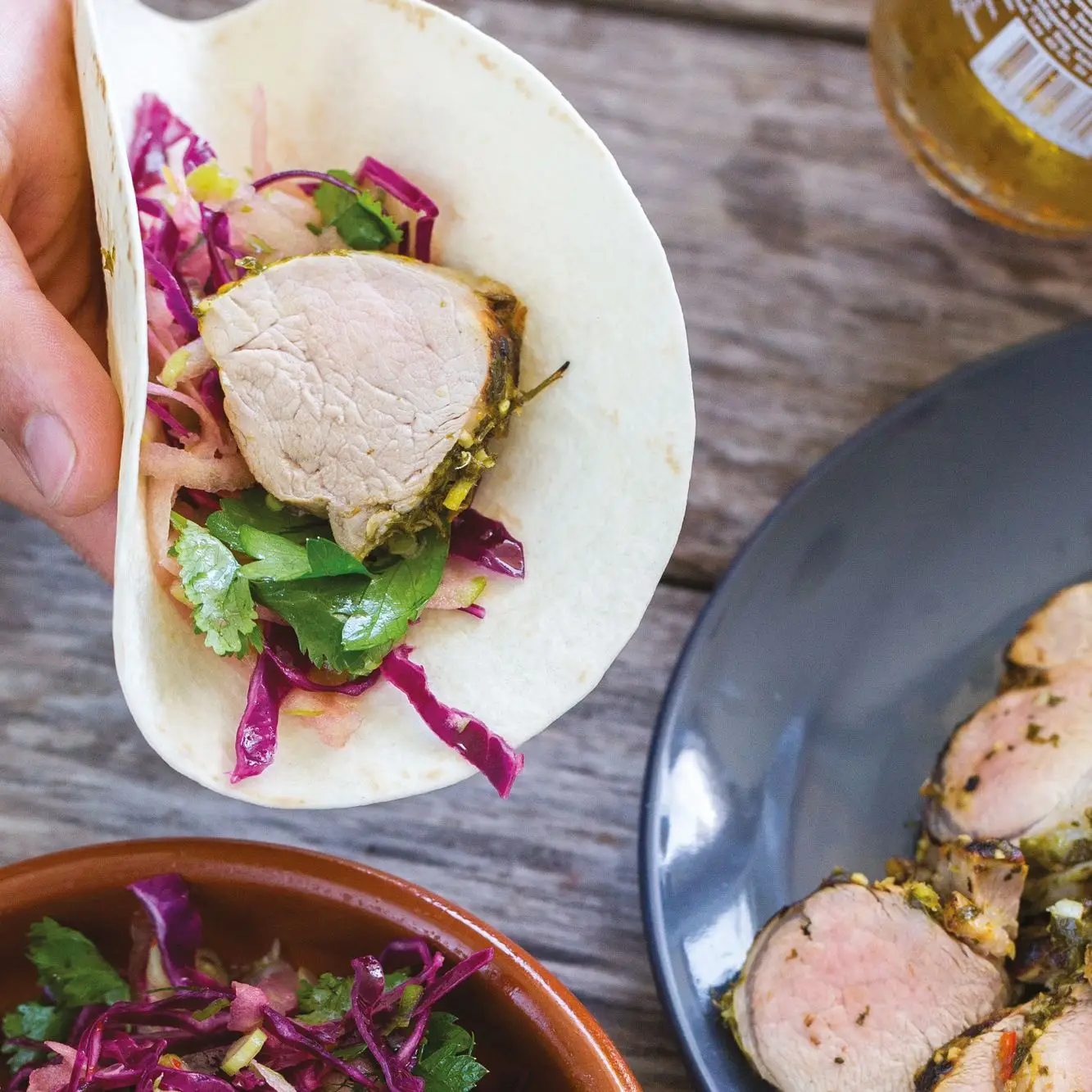 Tacos de porco mojo com salada de maçã doce