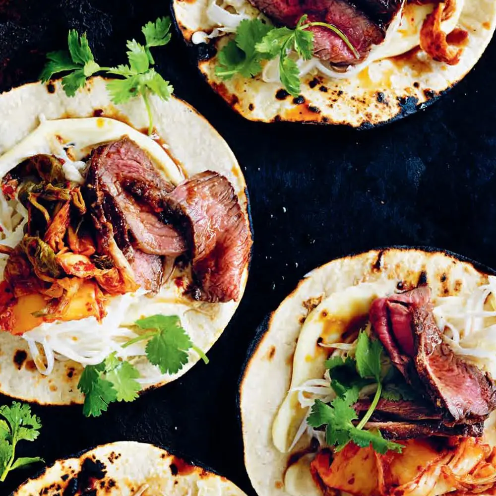 Tacos de bife coreano picantes com kimchi