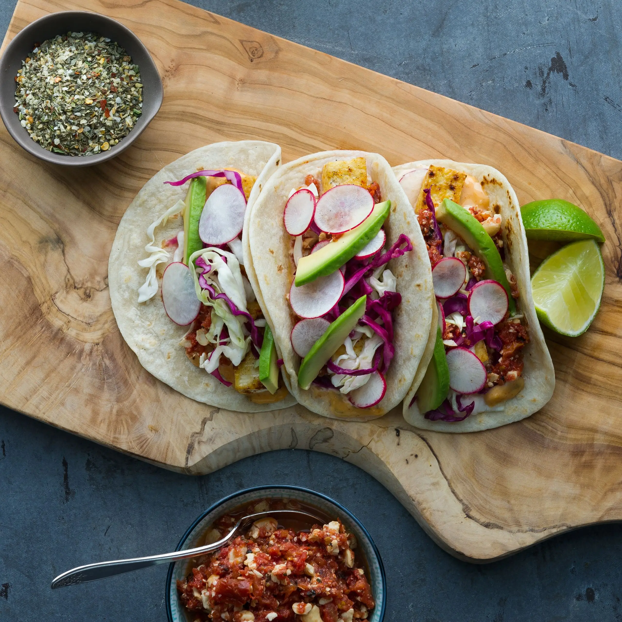Tofu tacos com salsa de caju
