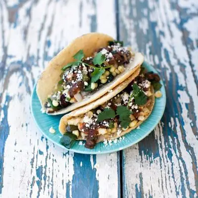 Cogumelo, rajas e taco de milho com queso Fresco