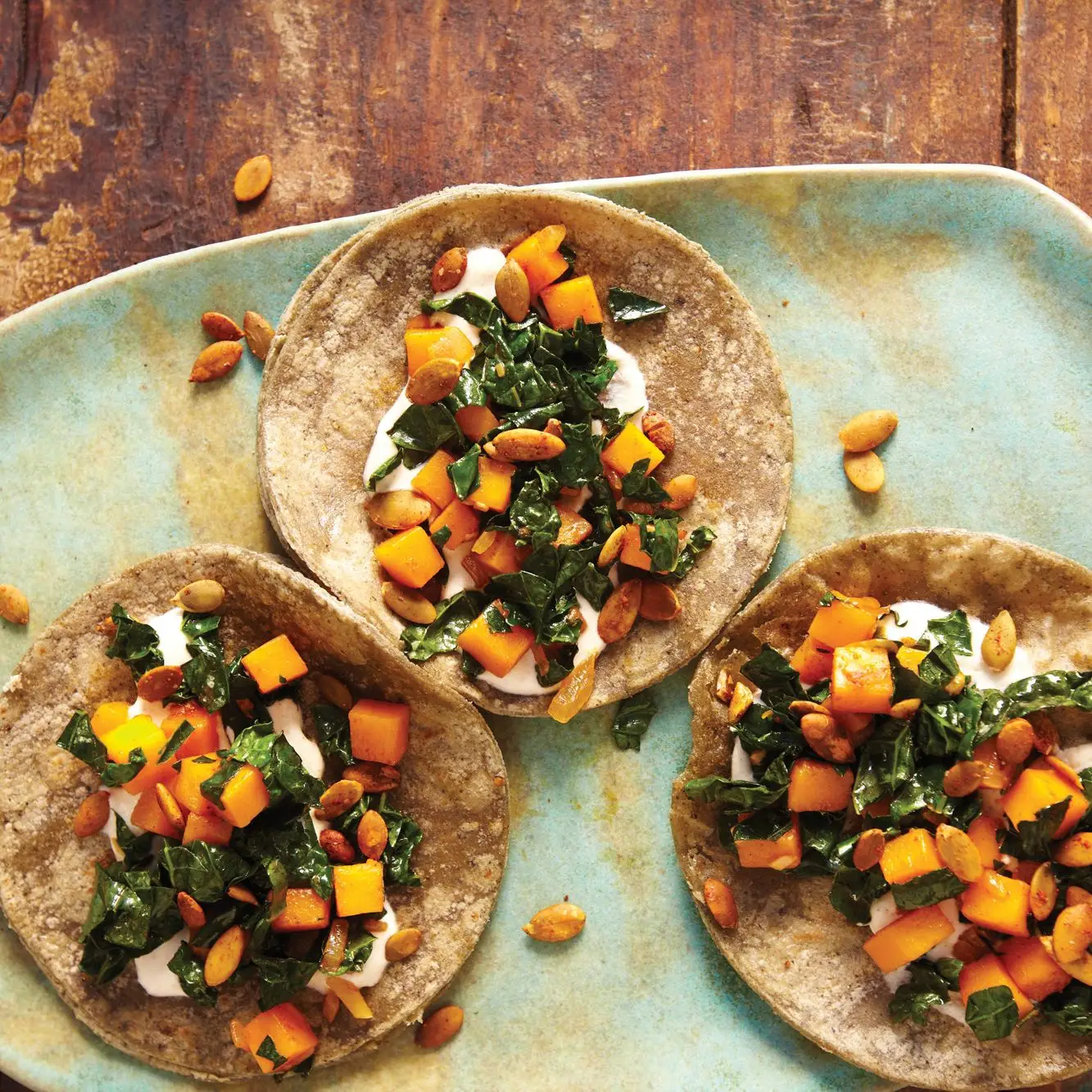 Butternut squash, couve e crocante pepitas taco