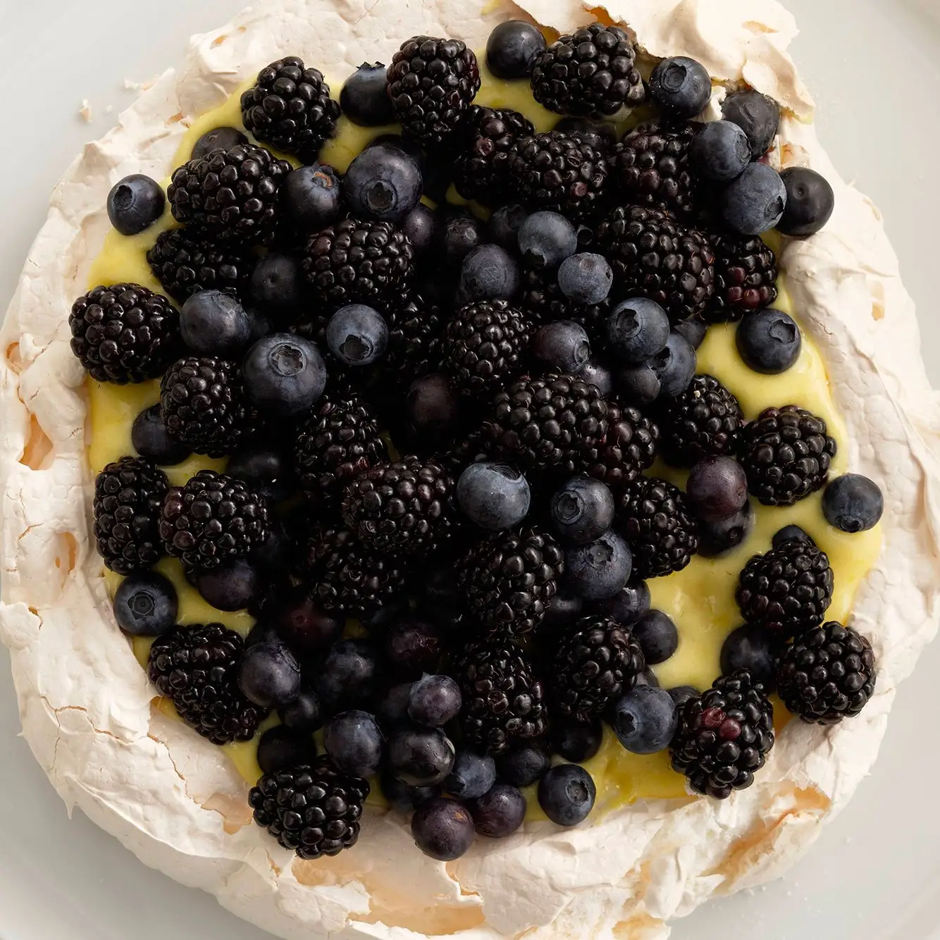 Pavlova mit Zitronenhaus und Blaubeere
