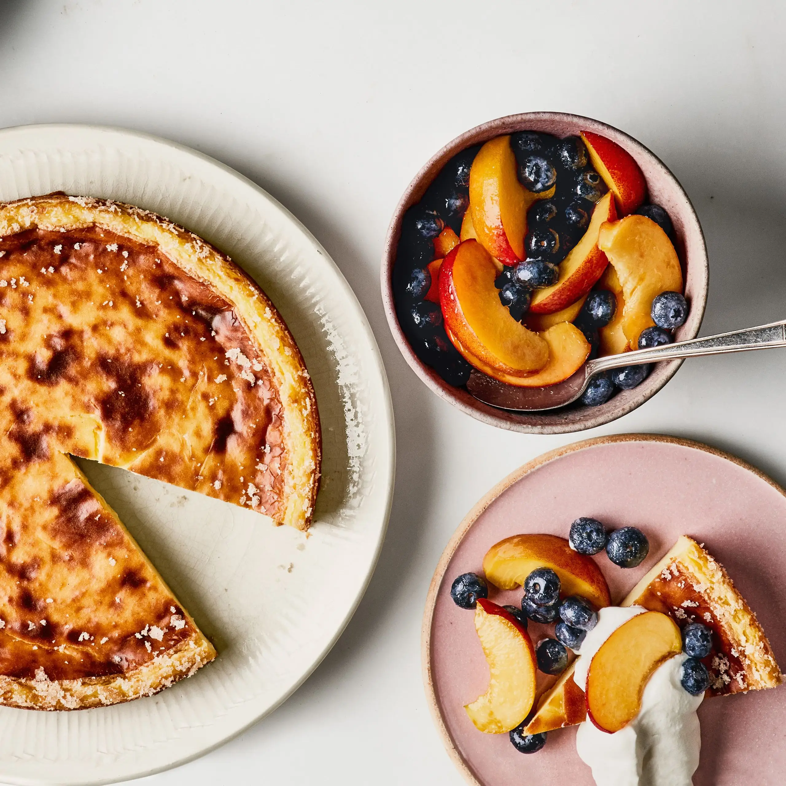 Tarta de creme com creme e frutas frescas