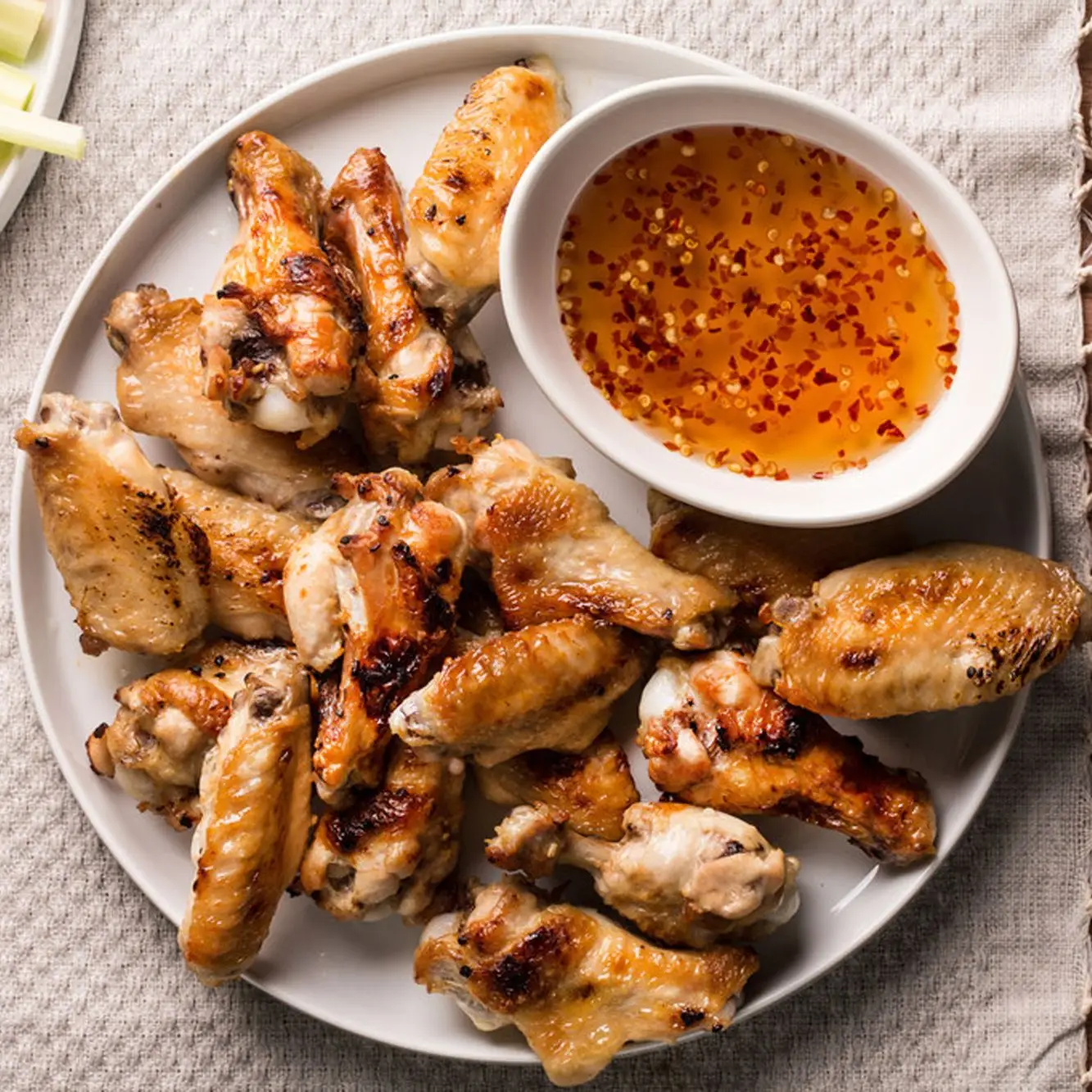 Asas de frango grelhadas no estilo tailandês com molho quente