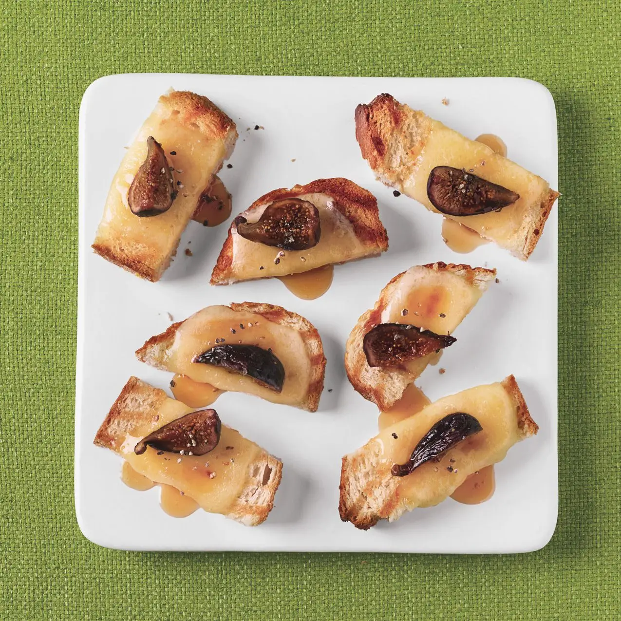 Gegrillte Bruschetta mit Telefonen, Honig und Feigen