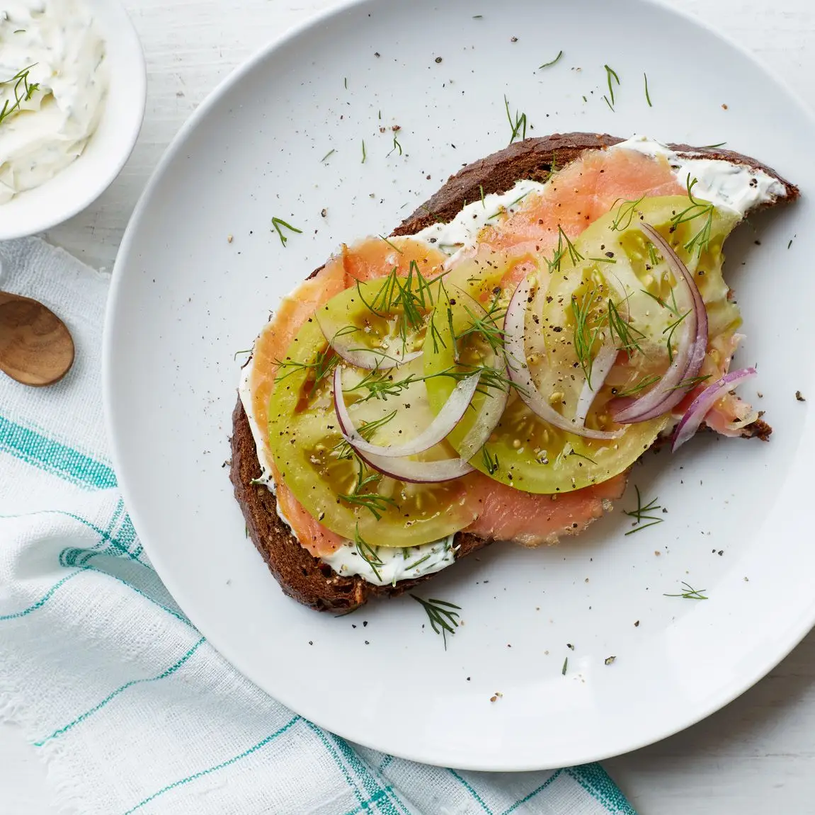 Toast mit geräuchertem Lachs mit marinierten Tomaten und Dill