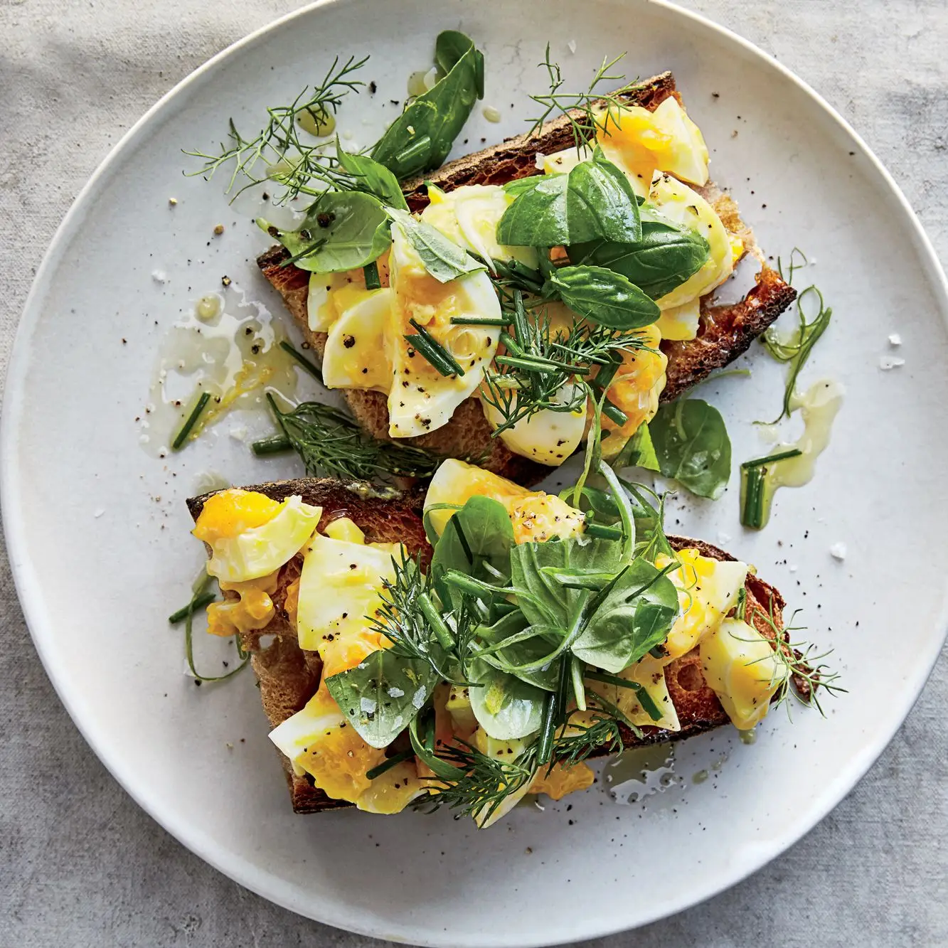Eierkuchen mit gemischten Kräutern