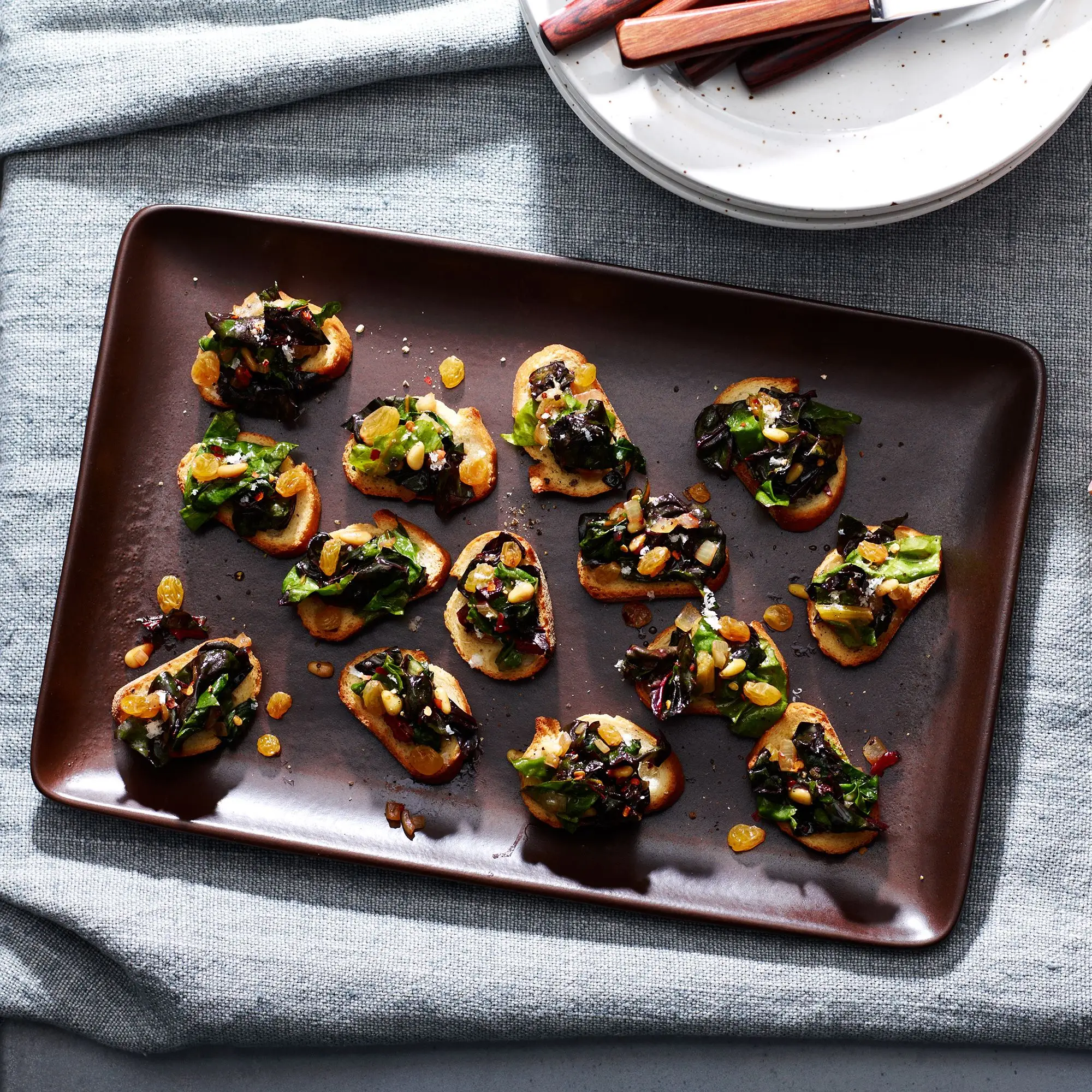 Zeichen von Oliven mit Gemüse, Hirten und Rosinen