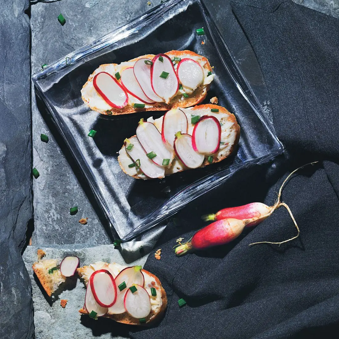 Bagguette mit Radieschen und Sarban Butter gehackt