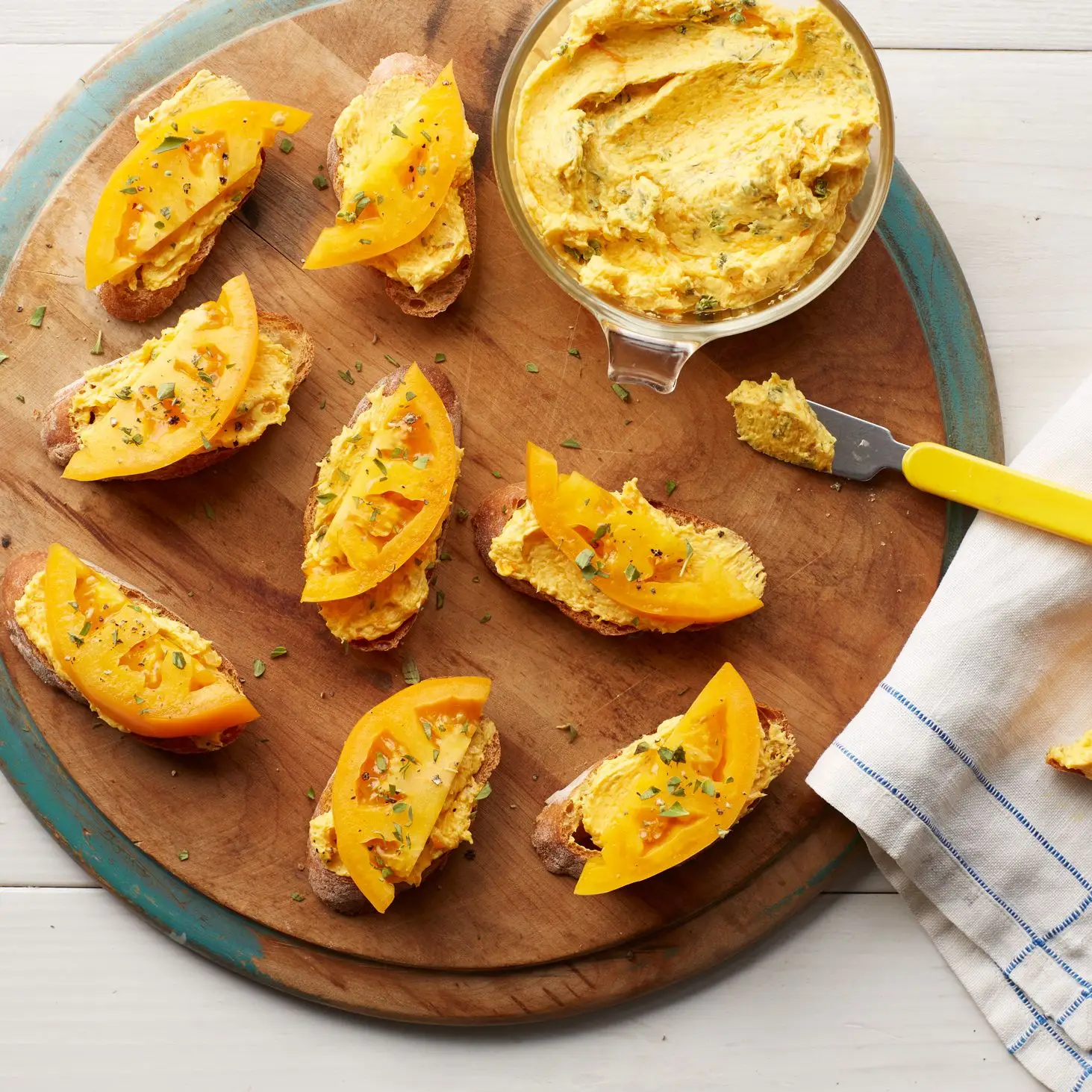 Spuren von Tomaten und Marijorambutter