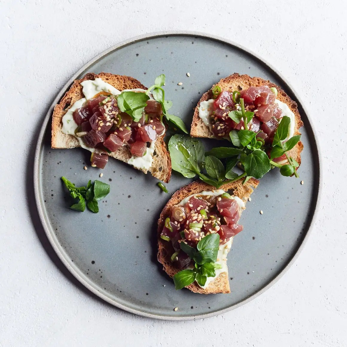 Thunfisch mit Sesam, Schnittlauch und Mayonnaise -Biss