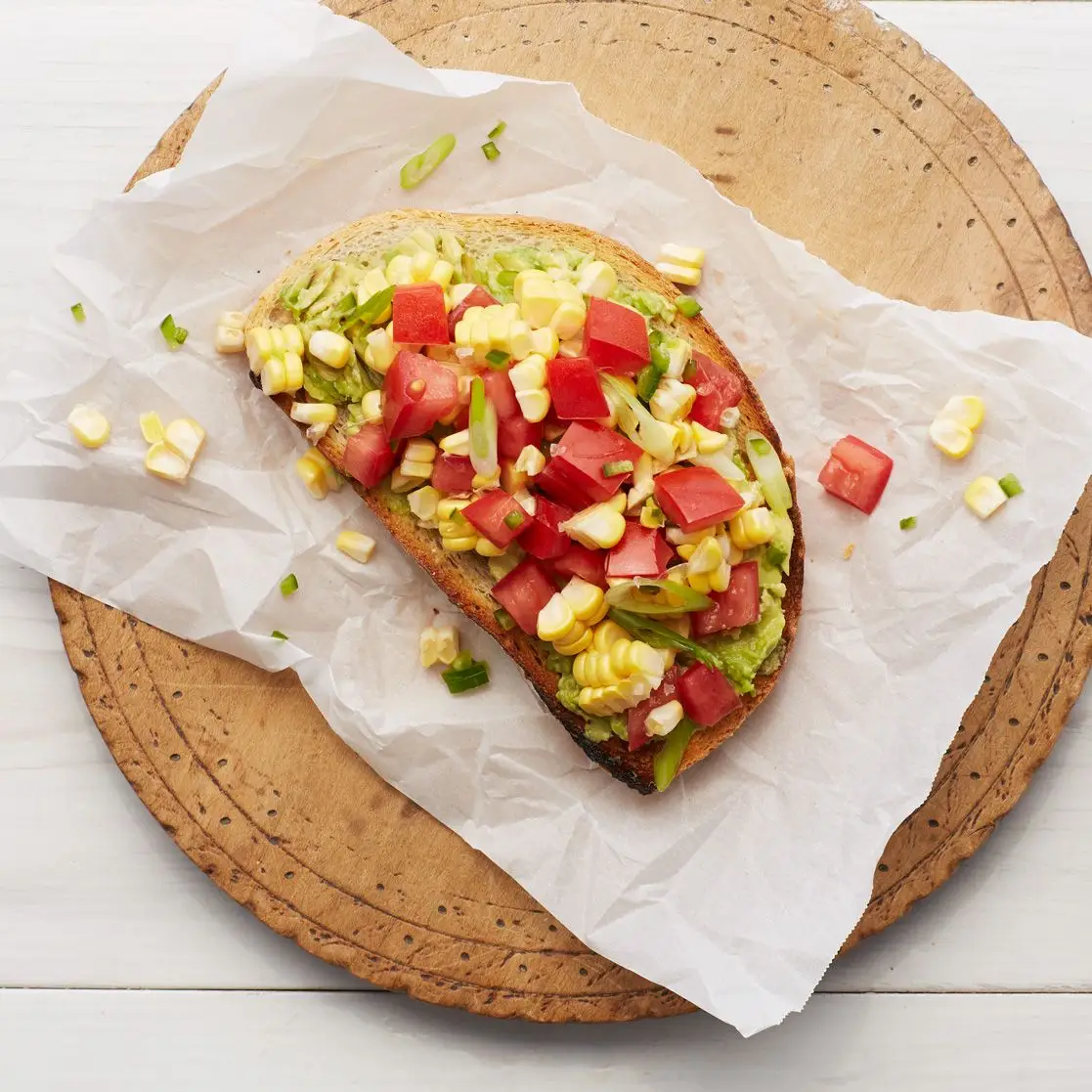 Toast auf die Avocado mit farbiger Petersilie