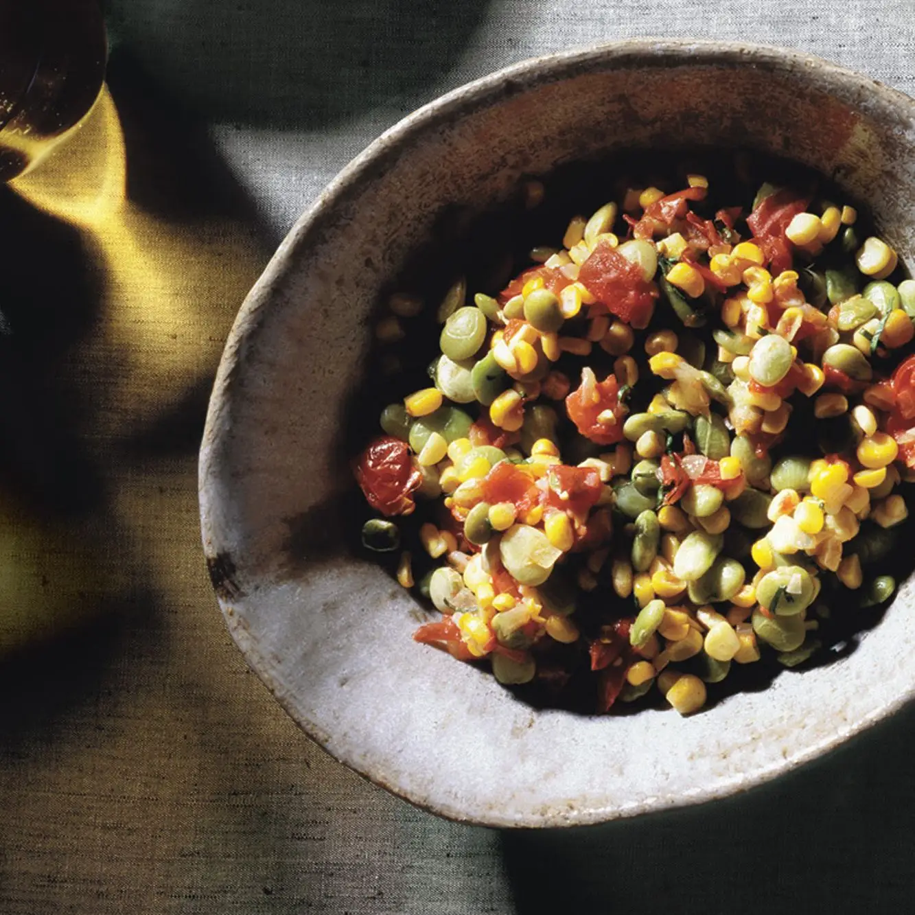 Succotash de milho fresco, feijão, tomate e cebola