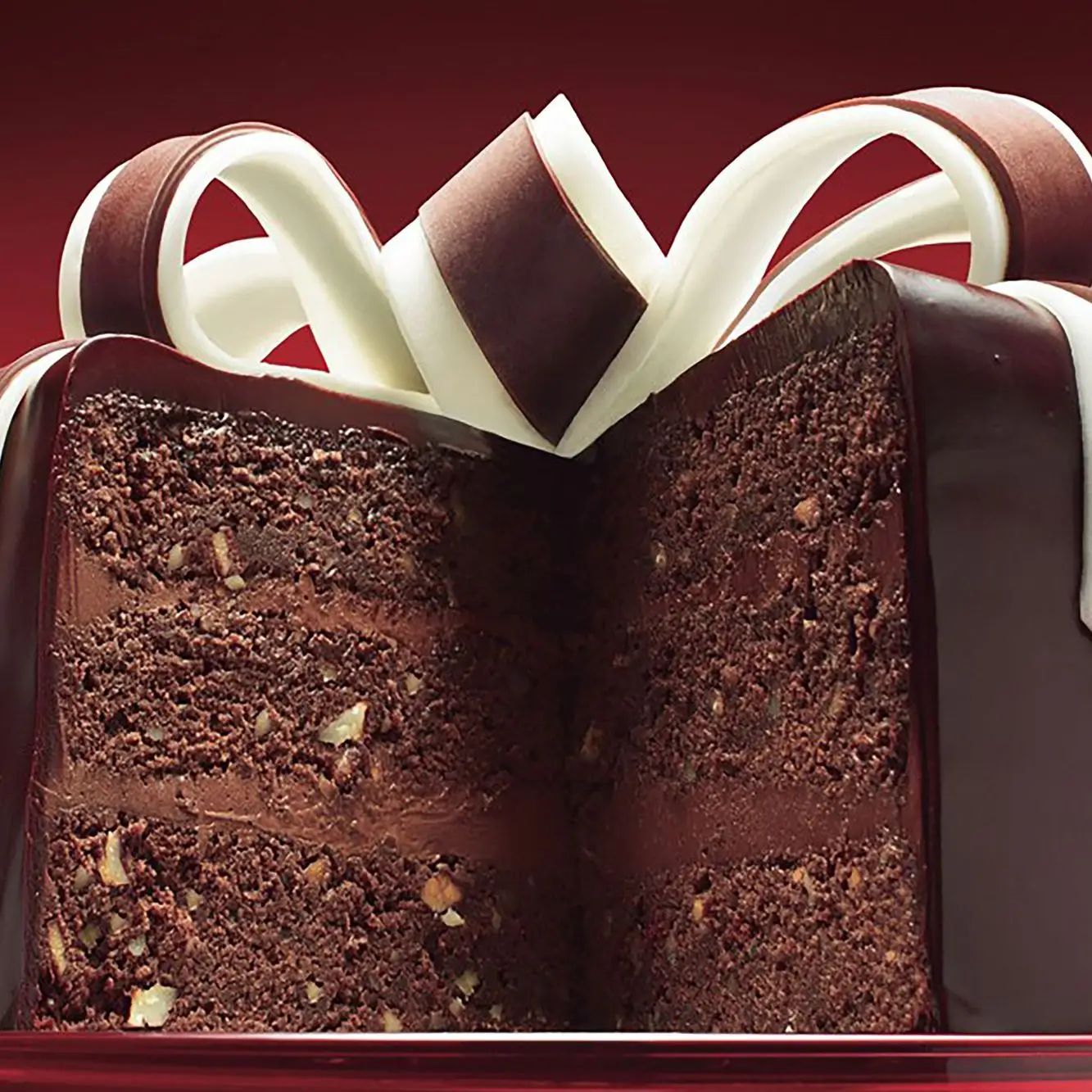 Torta de chocolate temperada embrulhada em fitas de chocolate