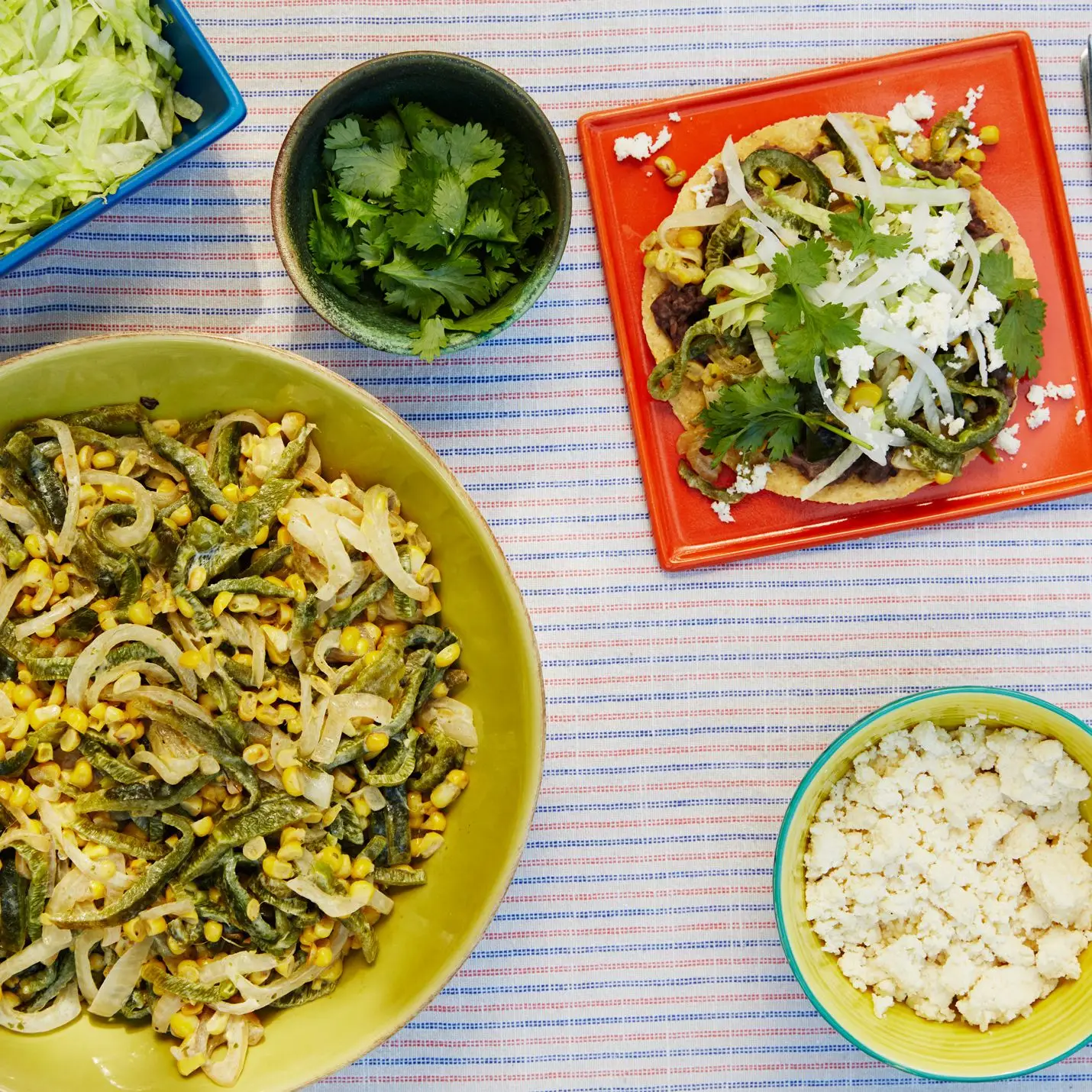 Tostadas com poblanos assados ​​cremosos e milho