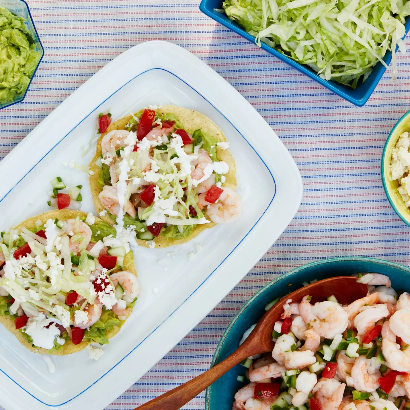 Tostadas de camarão-salada com tomate e pepino