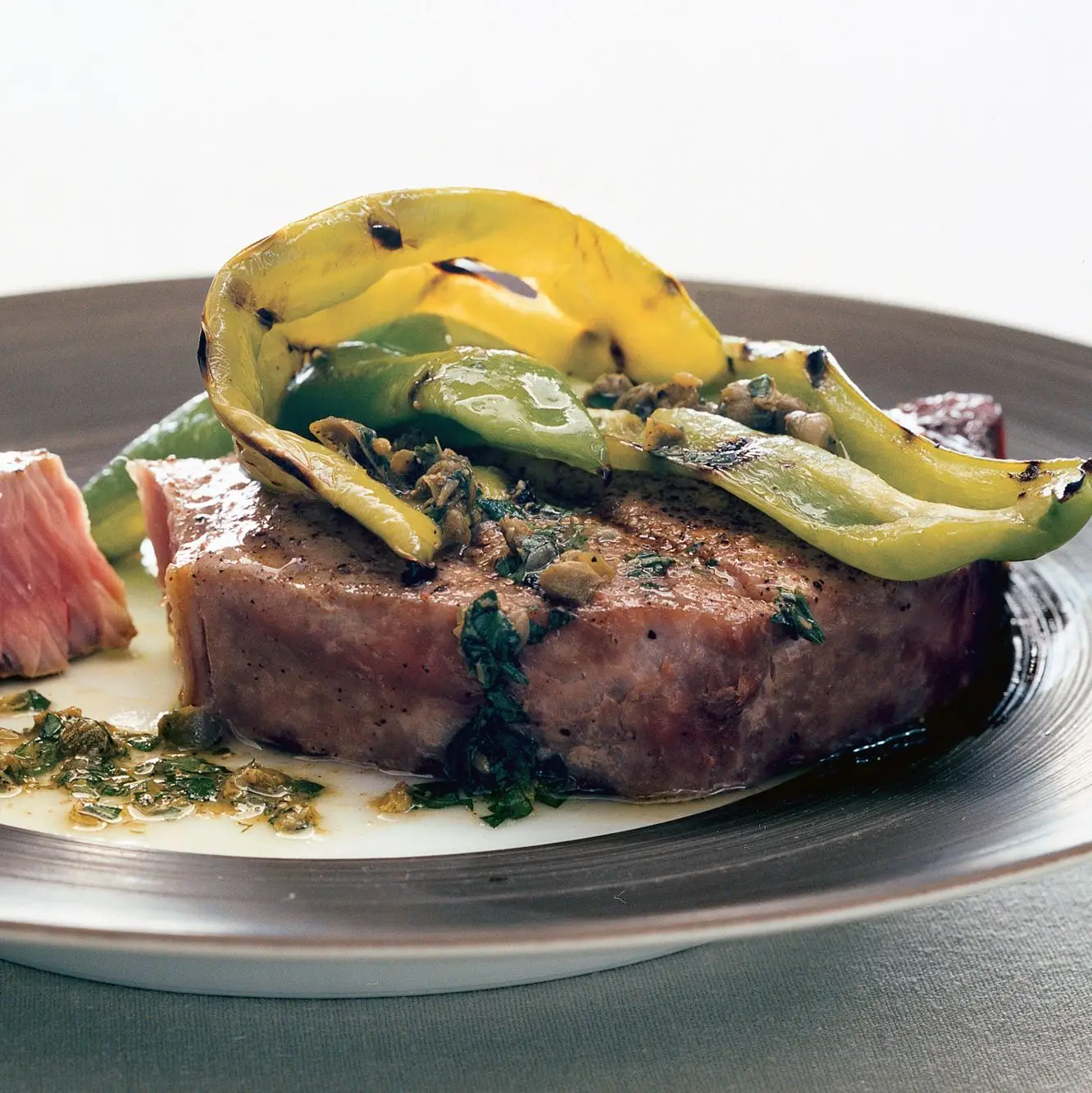 Atum e pimentão grelhado com vinagrete de alcaparras