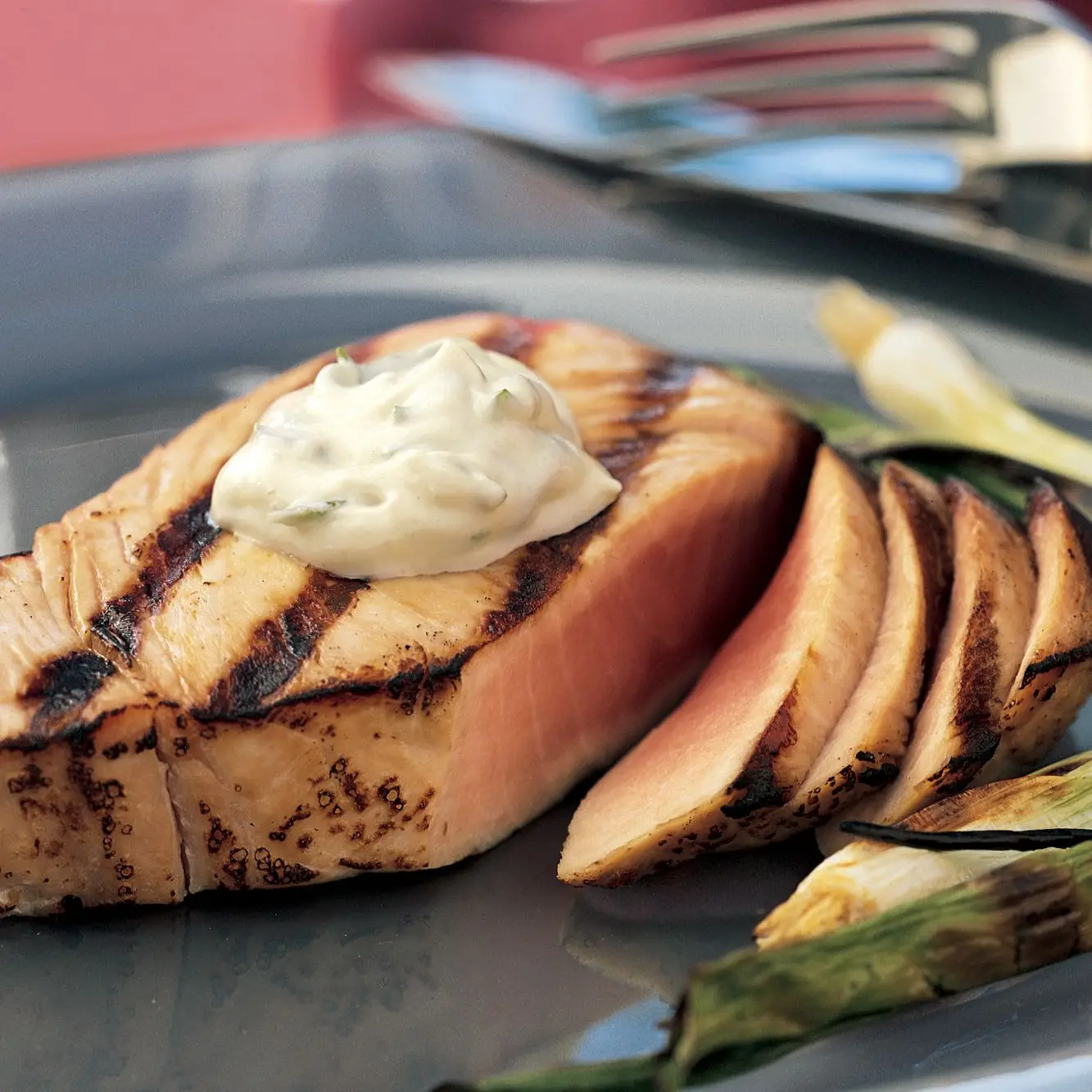 Bifes de atum grelhados com maionese de cebola verde-verde