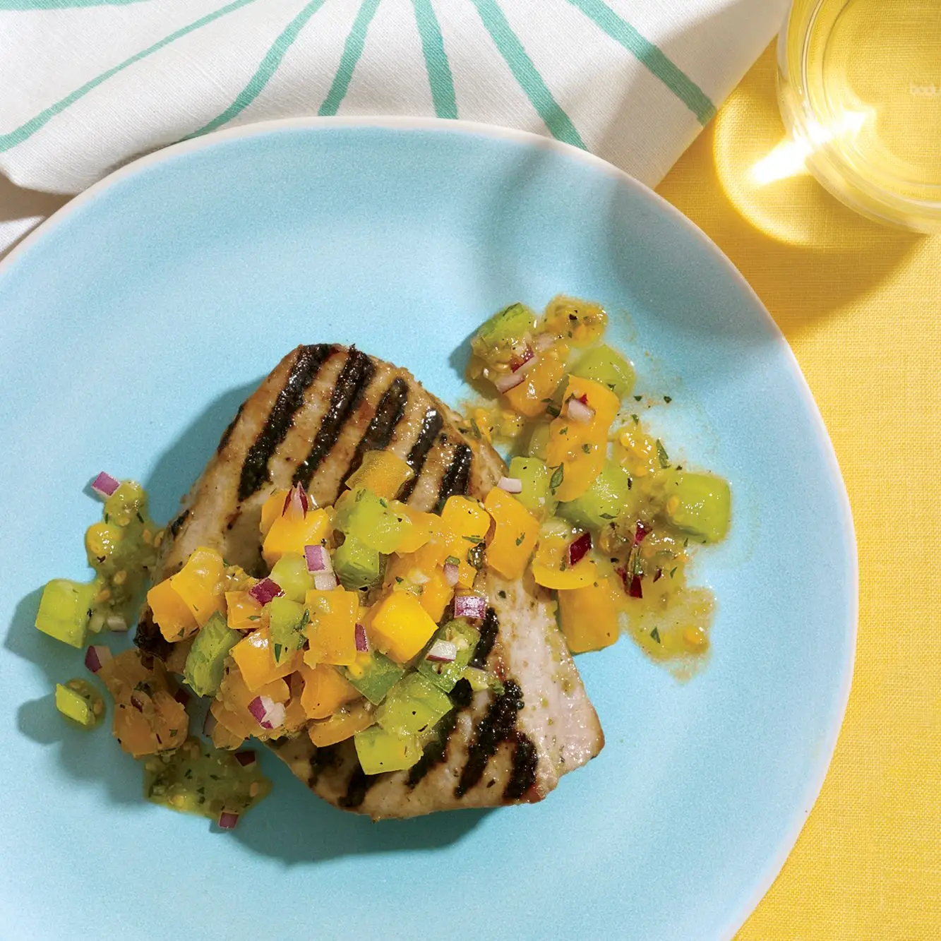 Atum grelhado picante com salsa de jardim