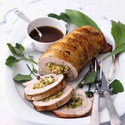 Peito de peru recheado com matzo e erva -doce