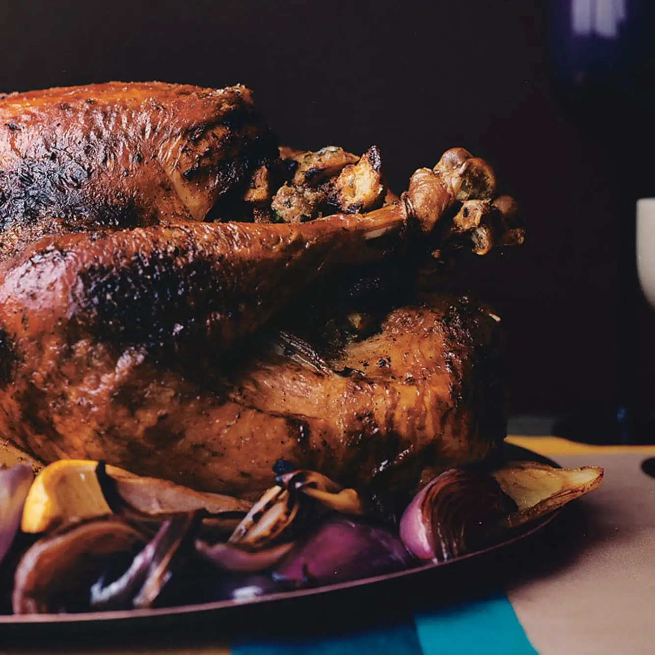 Peru recheado com limão, orégano e cebola vermelha