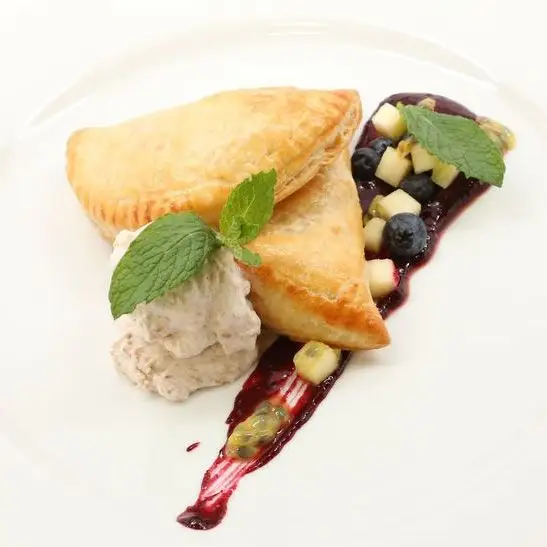 Turnovers de maracujas de chocolate branco com molho de moeda de mirtilo e creme de coco