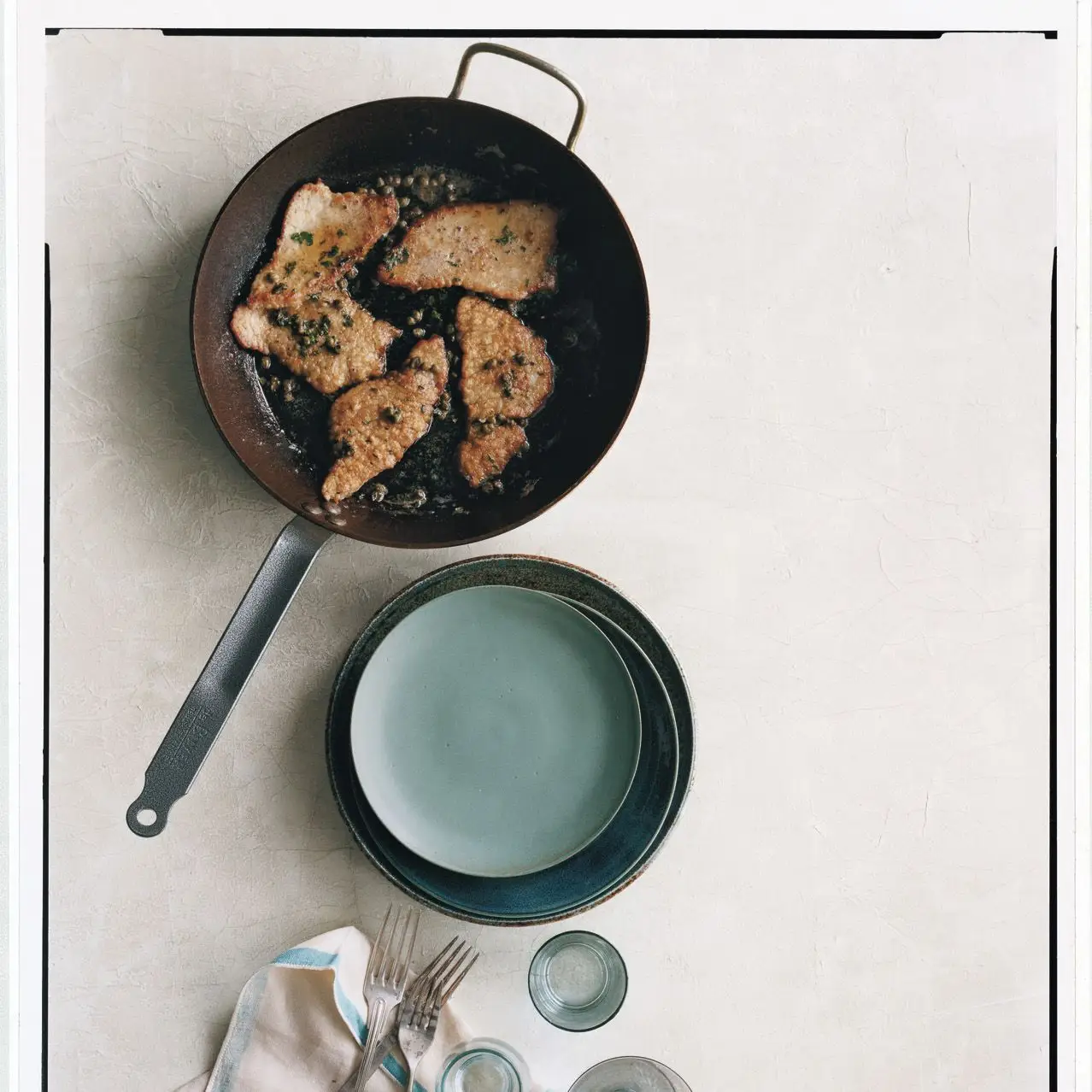 Scallopini de vitela com manteiga marrom e alcaparras