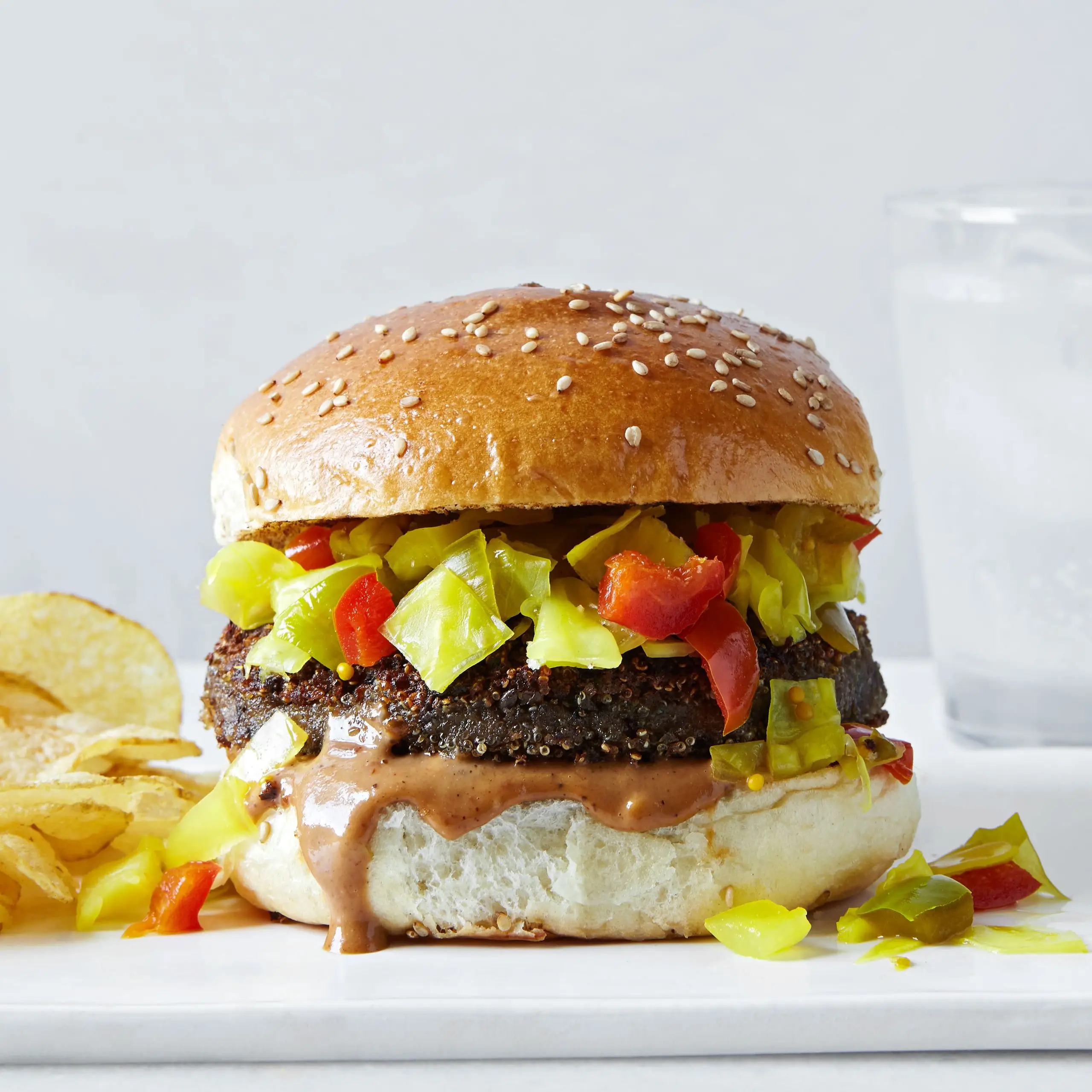 Czarny gracz hamburgery z kremowym sosem do grillowania i rury