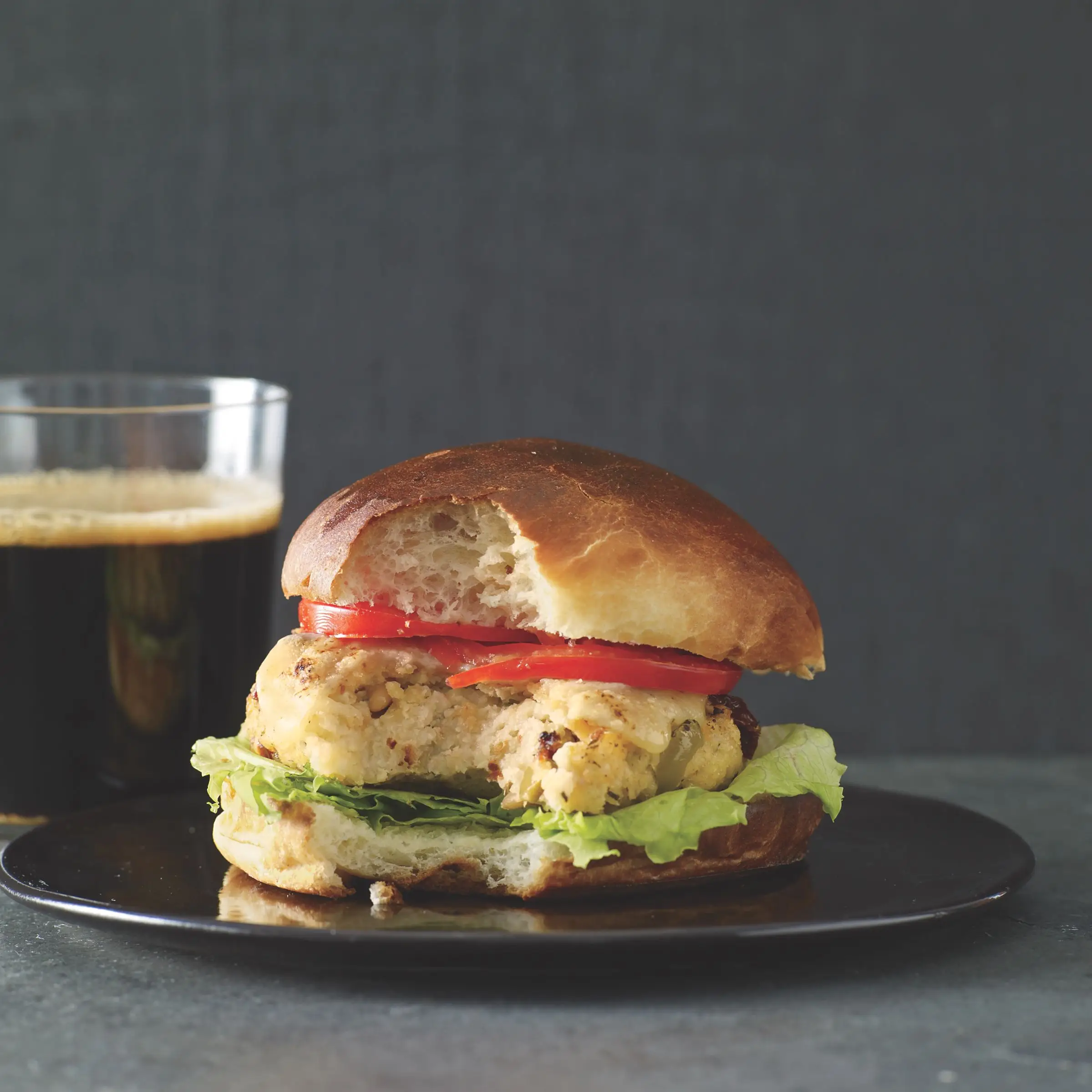 Mijo hamburgery z oliwkami, suszone słońce i pomidory pecorino