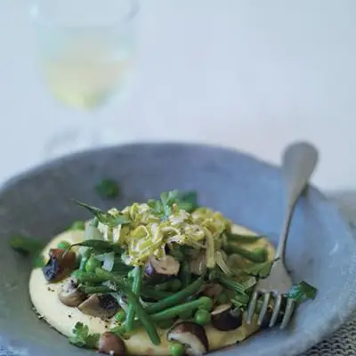 Polenta com feijão verde, cogumelos, ervilhas e alho -poró