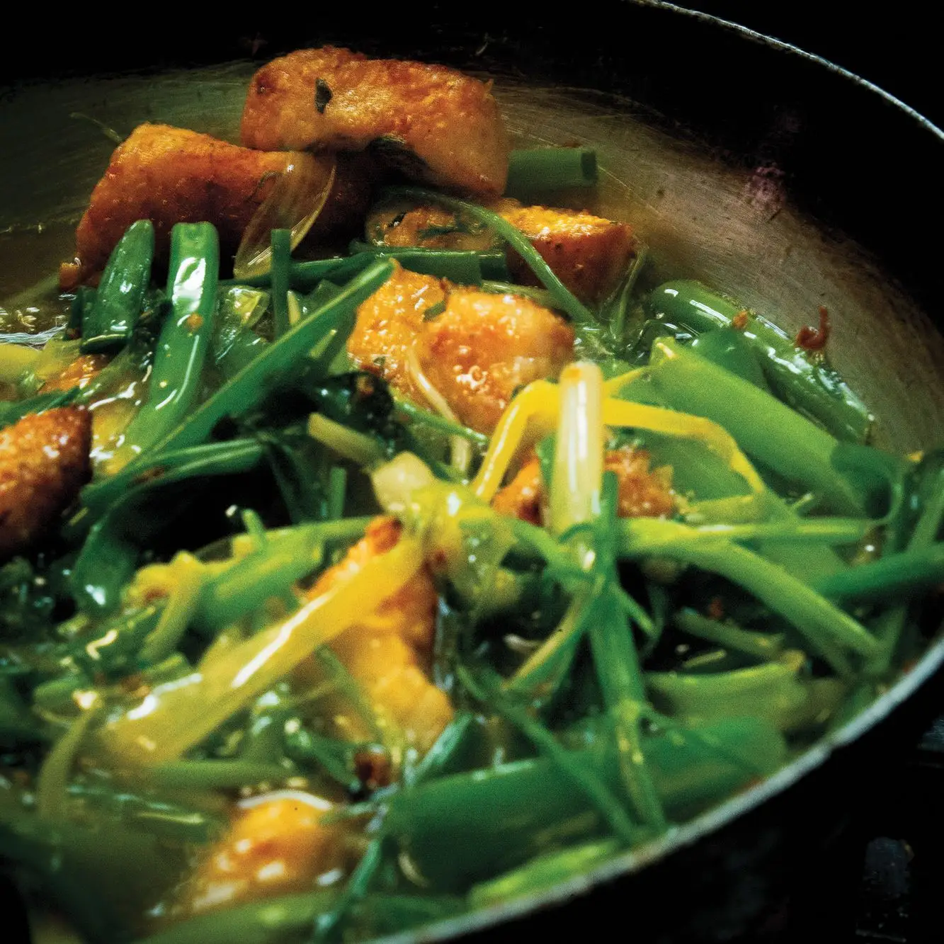 Hanói Açafrão Grelhado Peixe com endro e cebola