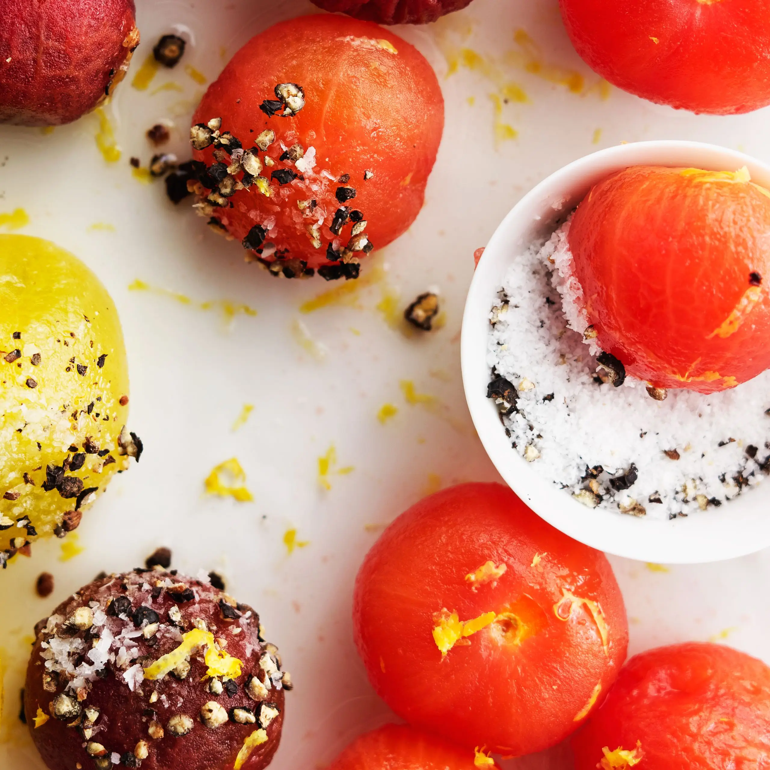 Tomates cereja com sal com sal com sal