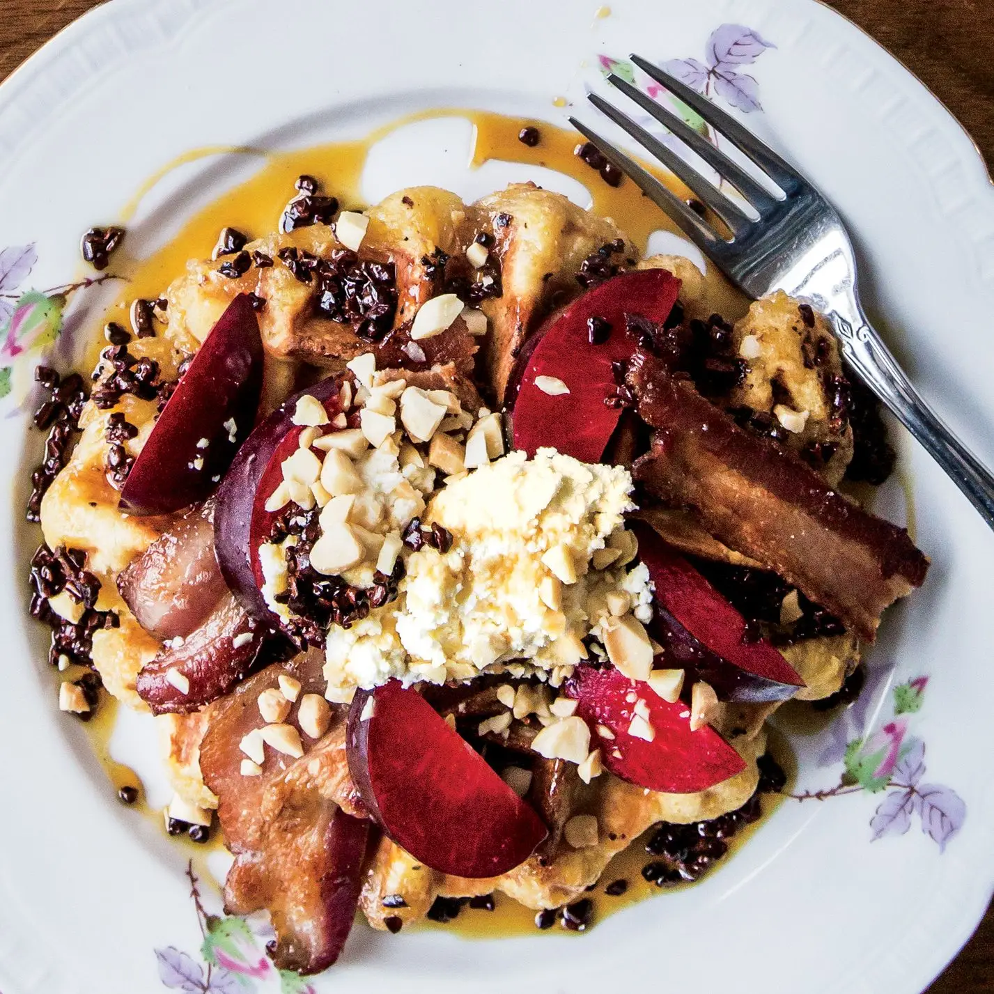 Waffles de açúcar de pérola com bacon e ameixas