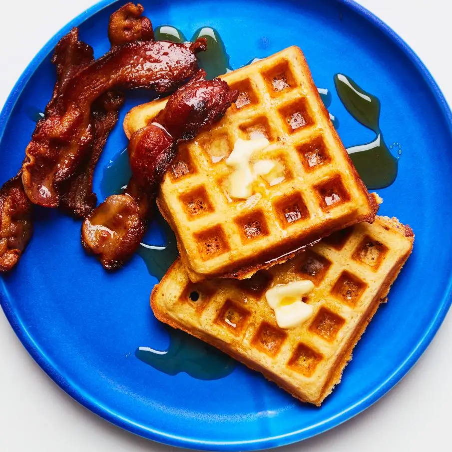Waffles crocantes de milho-bacon