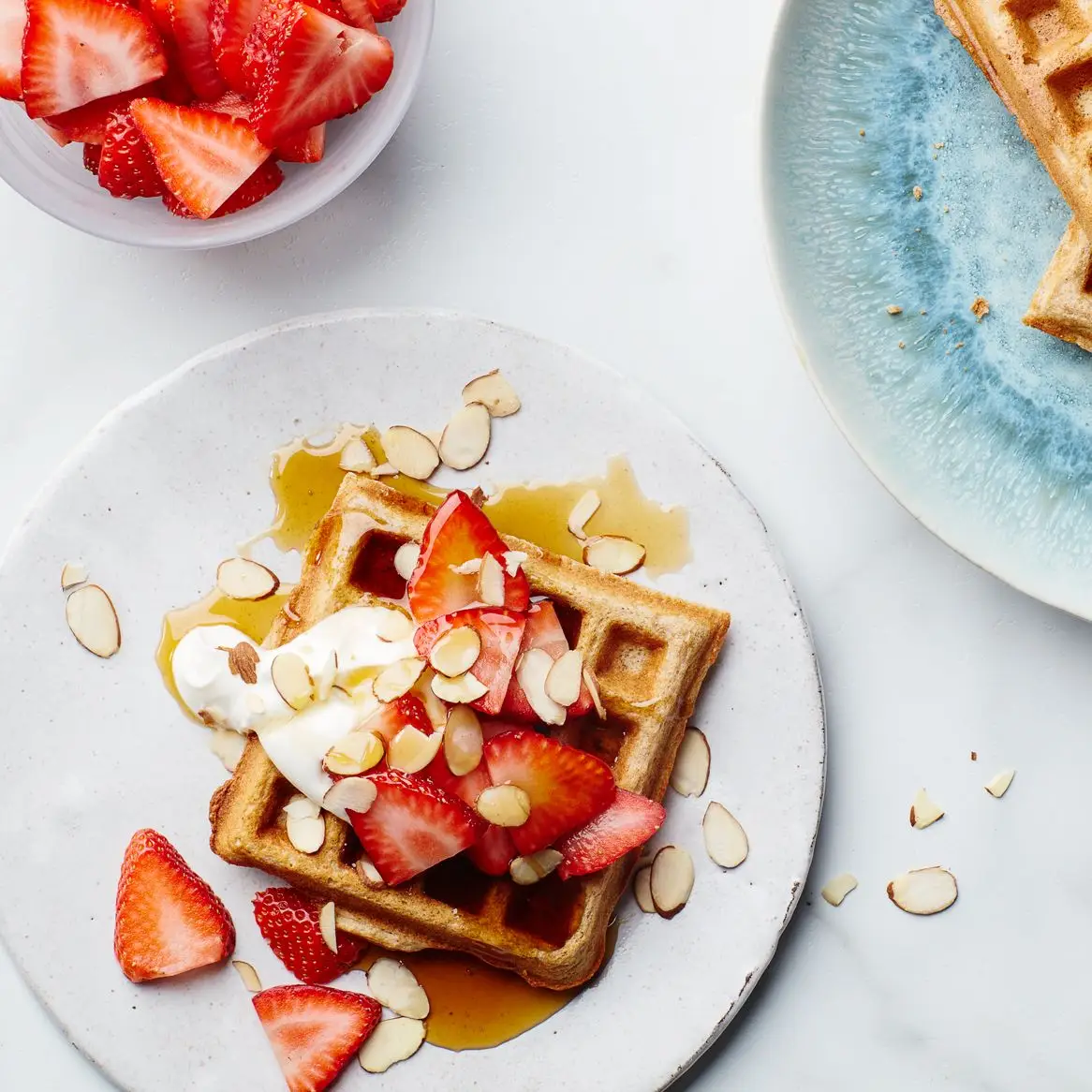 Waffles integrais com morangos e amêndoas