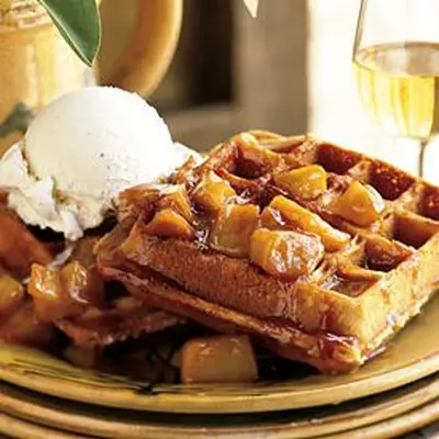 Waffles temperados com maçãs caramelizadas