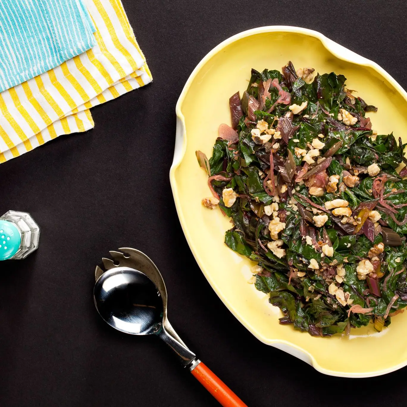 Verduras refoguadas com nozes torradas