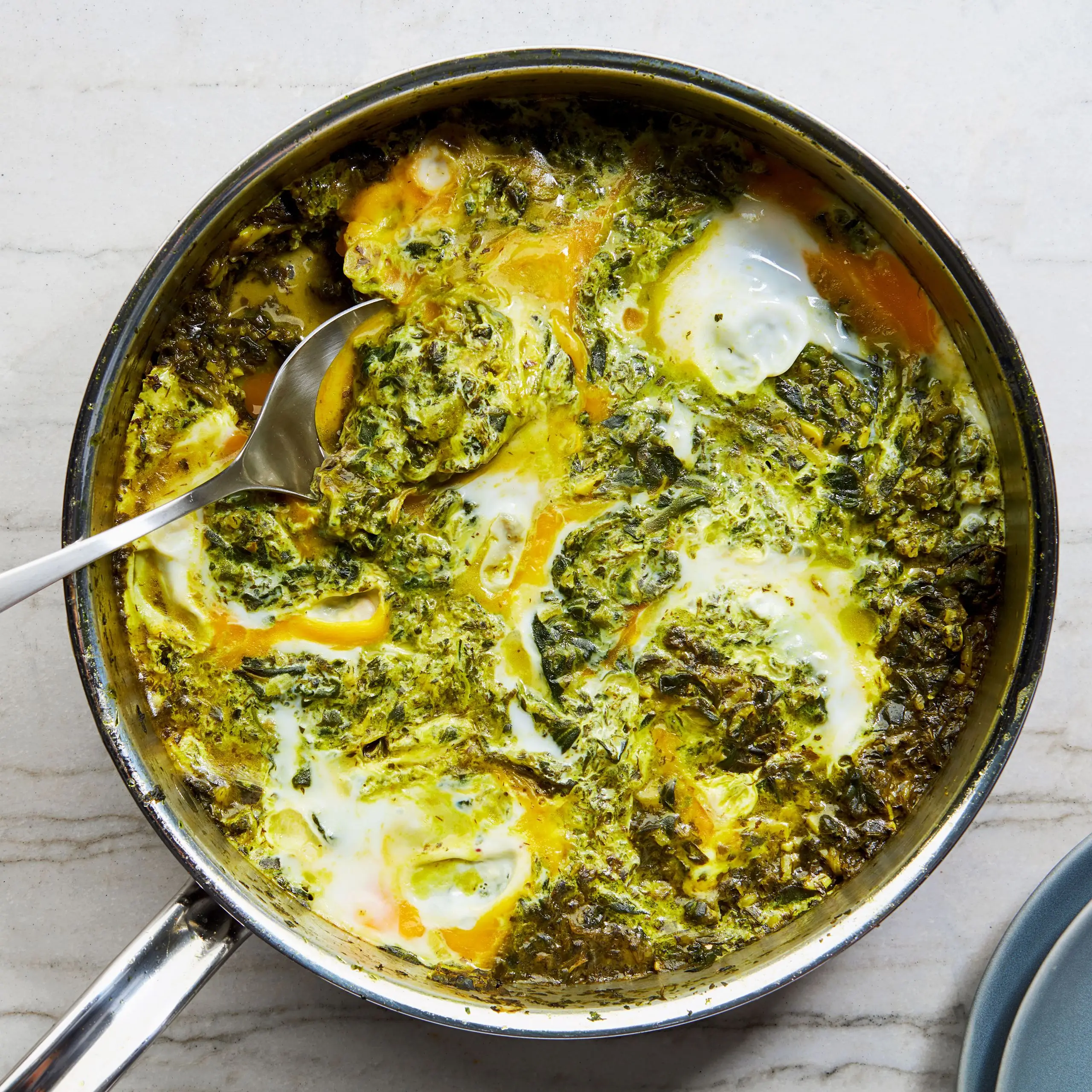 Torshi Tareh (ensopado de ervas azedas persa com ovos de mármore)