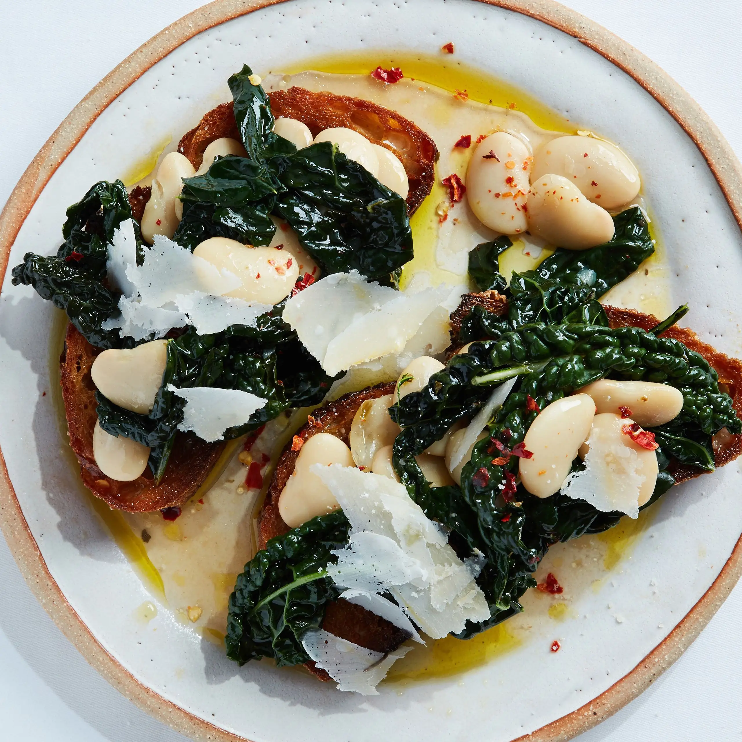 Verdes e feijões com pão frito