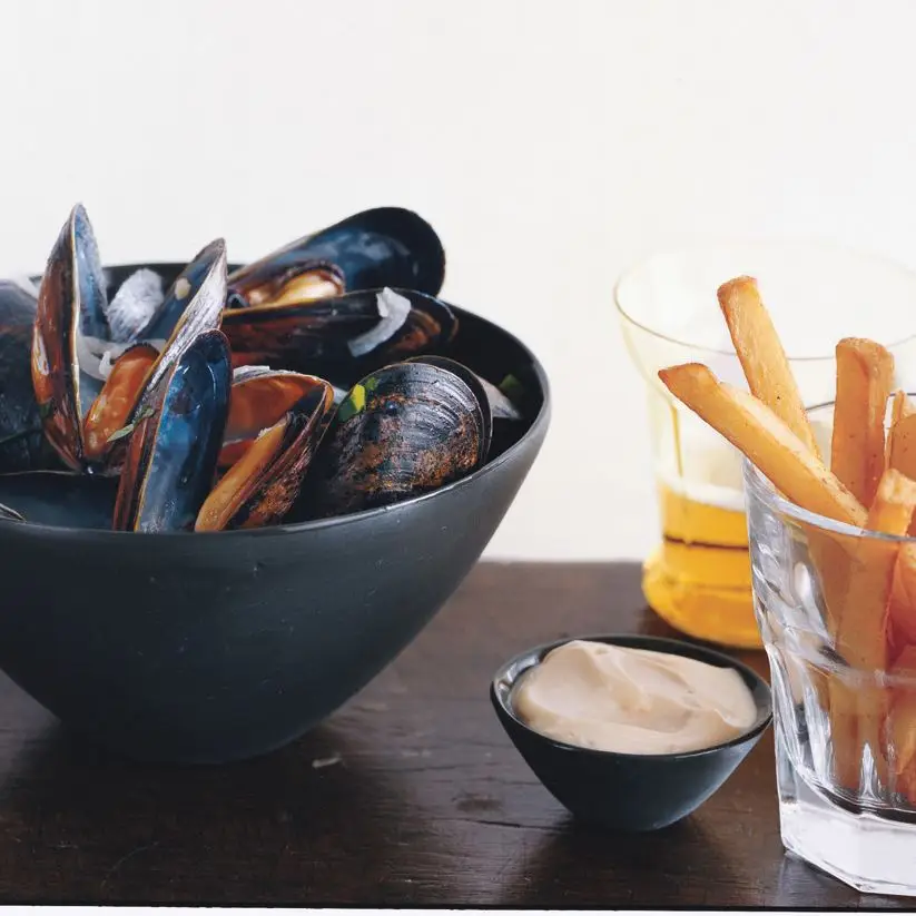 Mexilhões e batatas fritas com maionese de mostarda