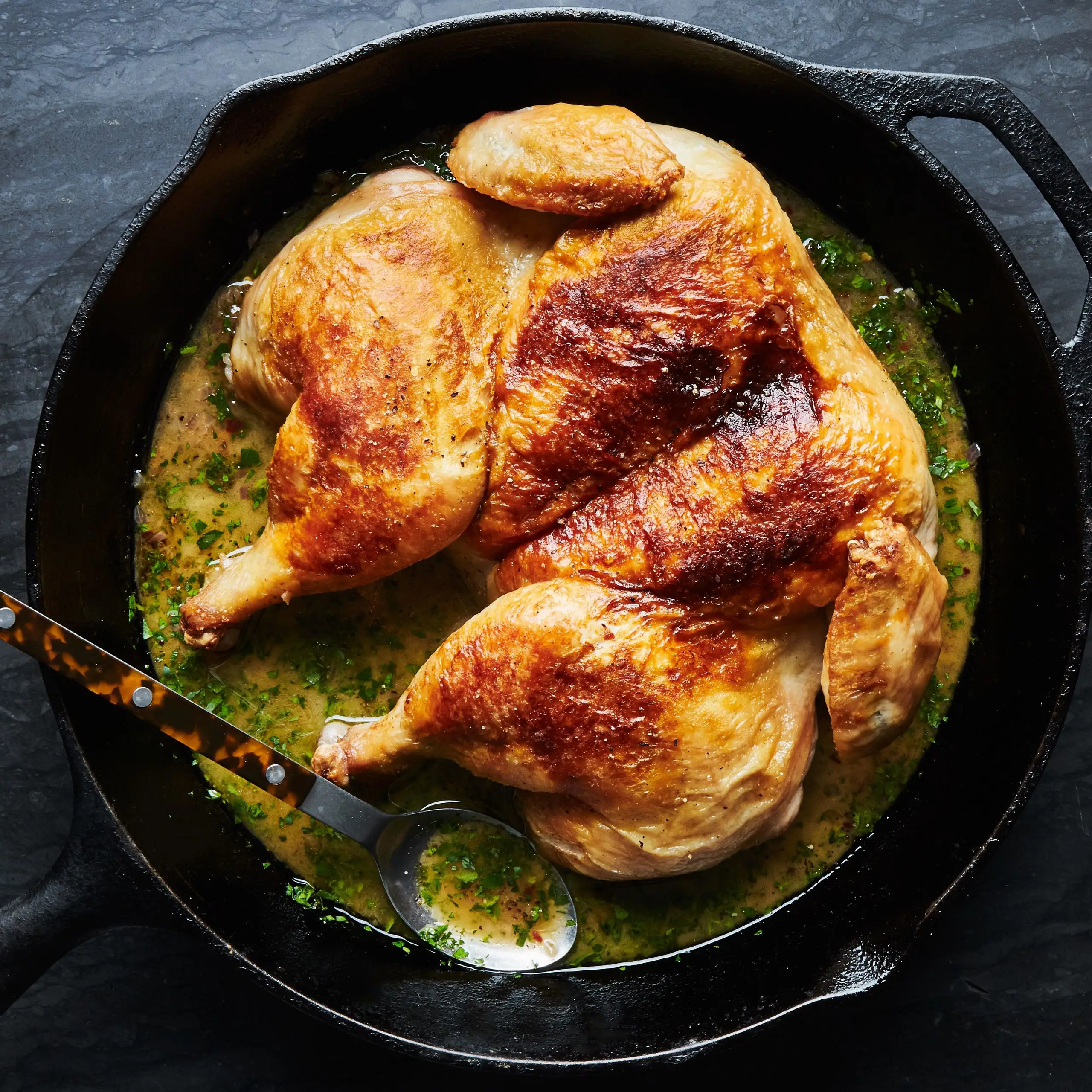 Frango sob uma frigideira com molho de limão