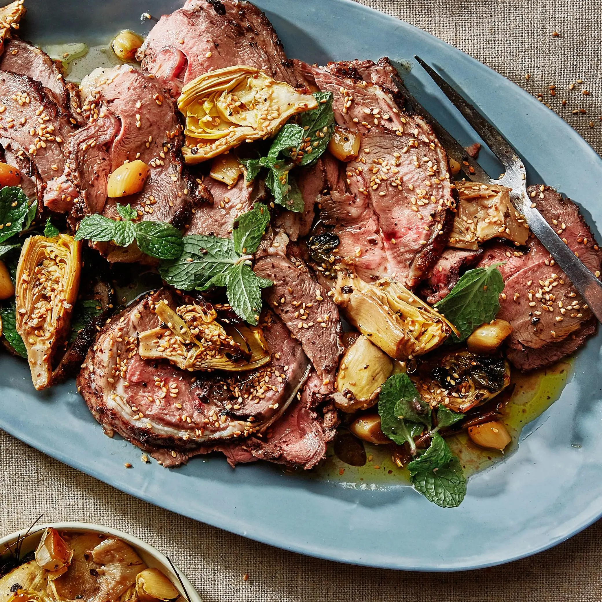 Cordeiro com sumagismo com alcachofras de menta